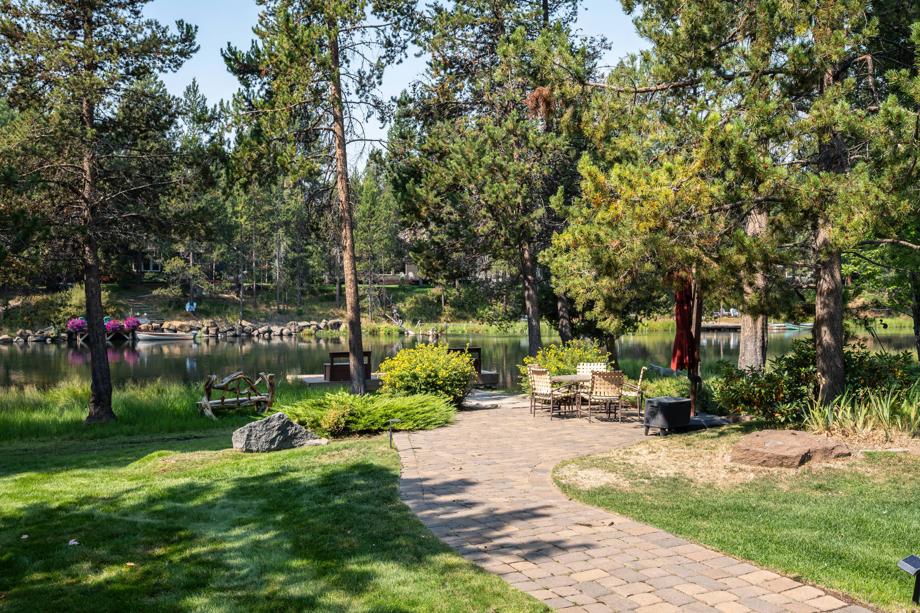 Riverfront, Pool Table | Deschutes River Lodge