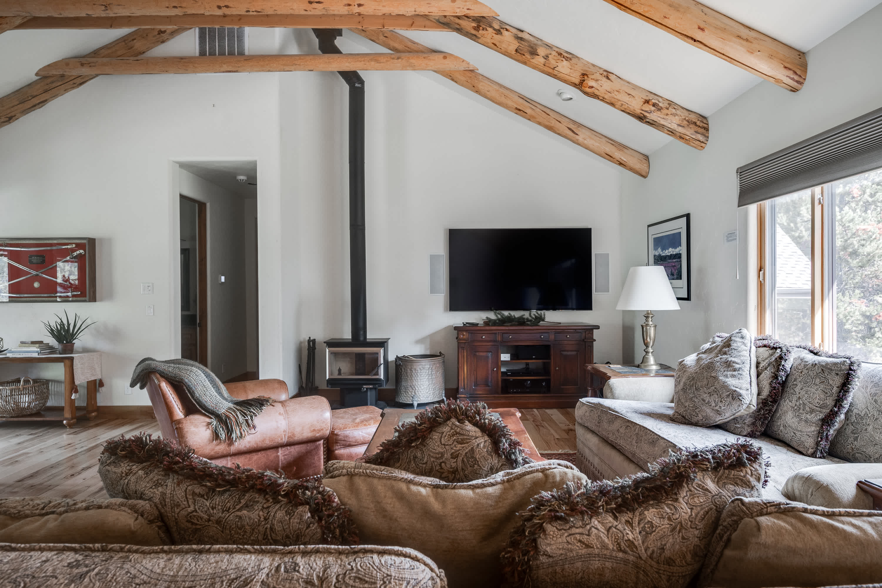 Riverfront, Pool Table | Deschutes River Lodge