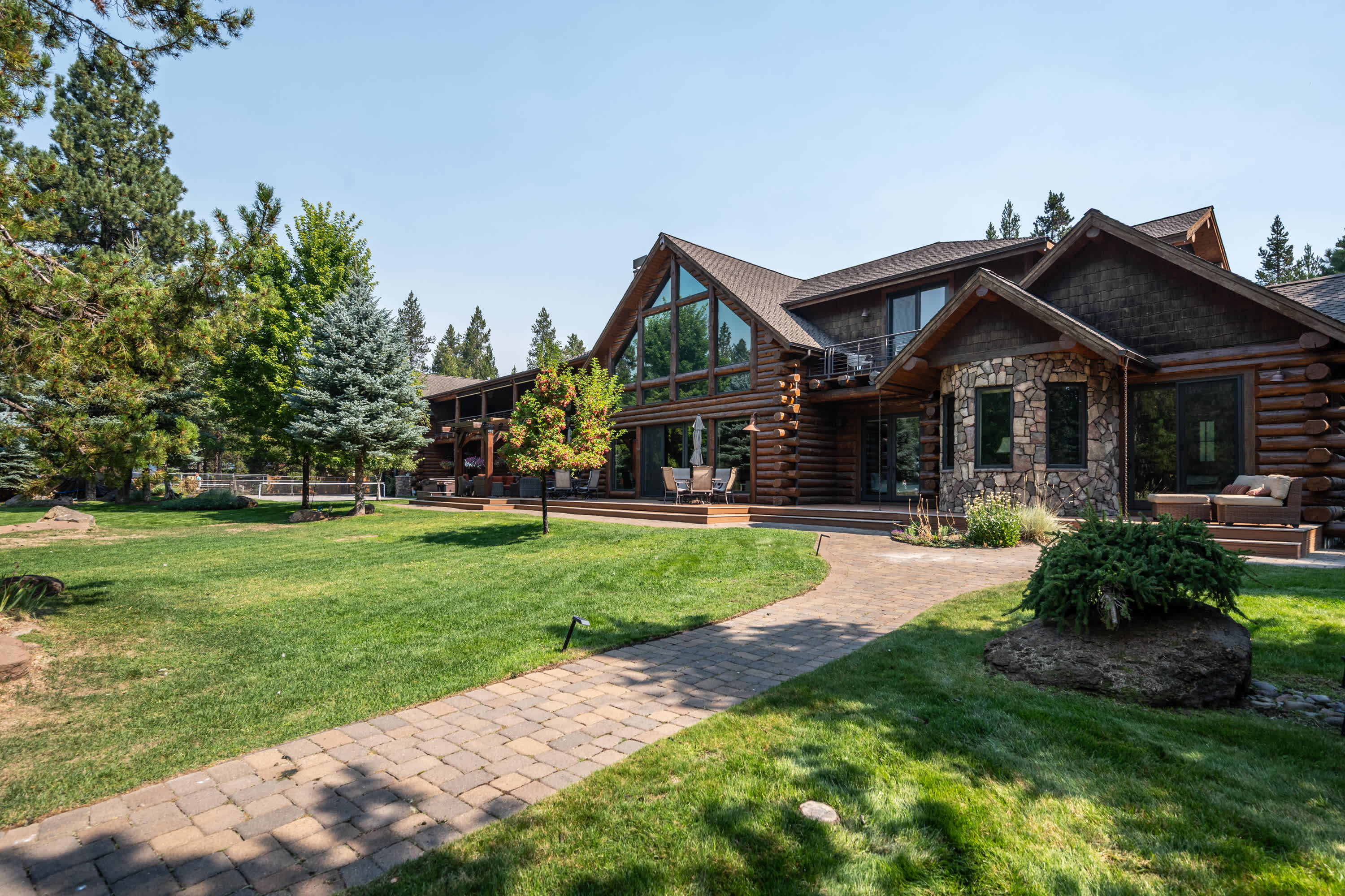Riverfront, Pool Table | Deschutes River Lodge