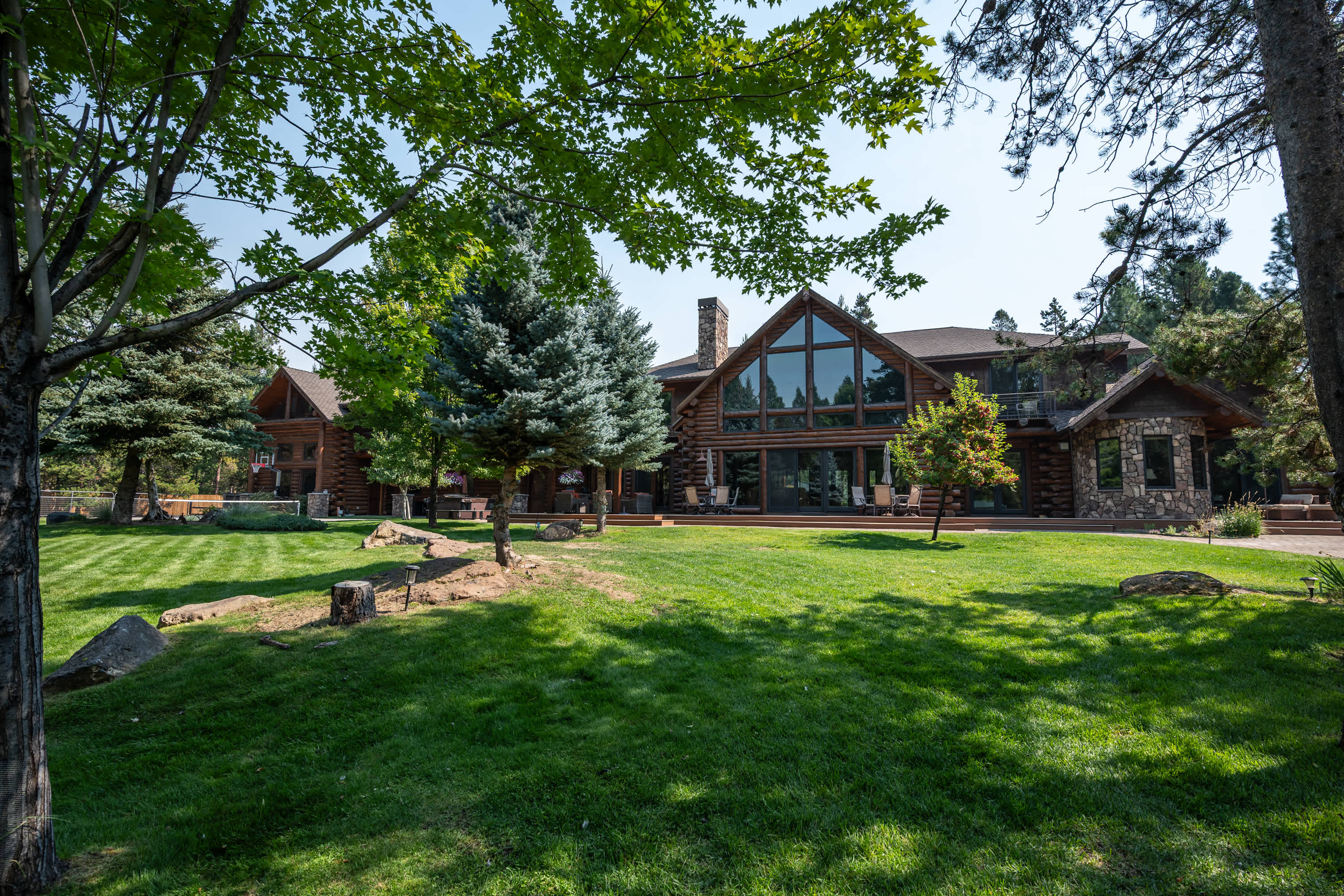 Riverfront, Pool Table | Deschutes River Lodge