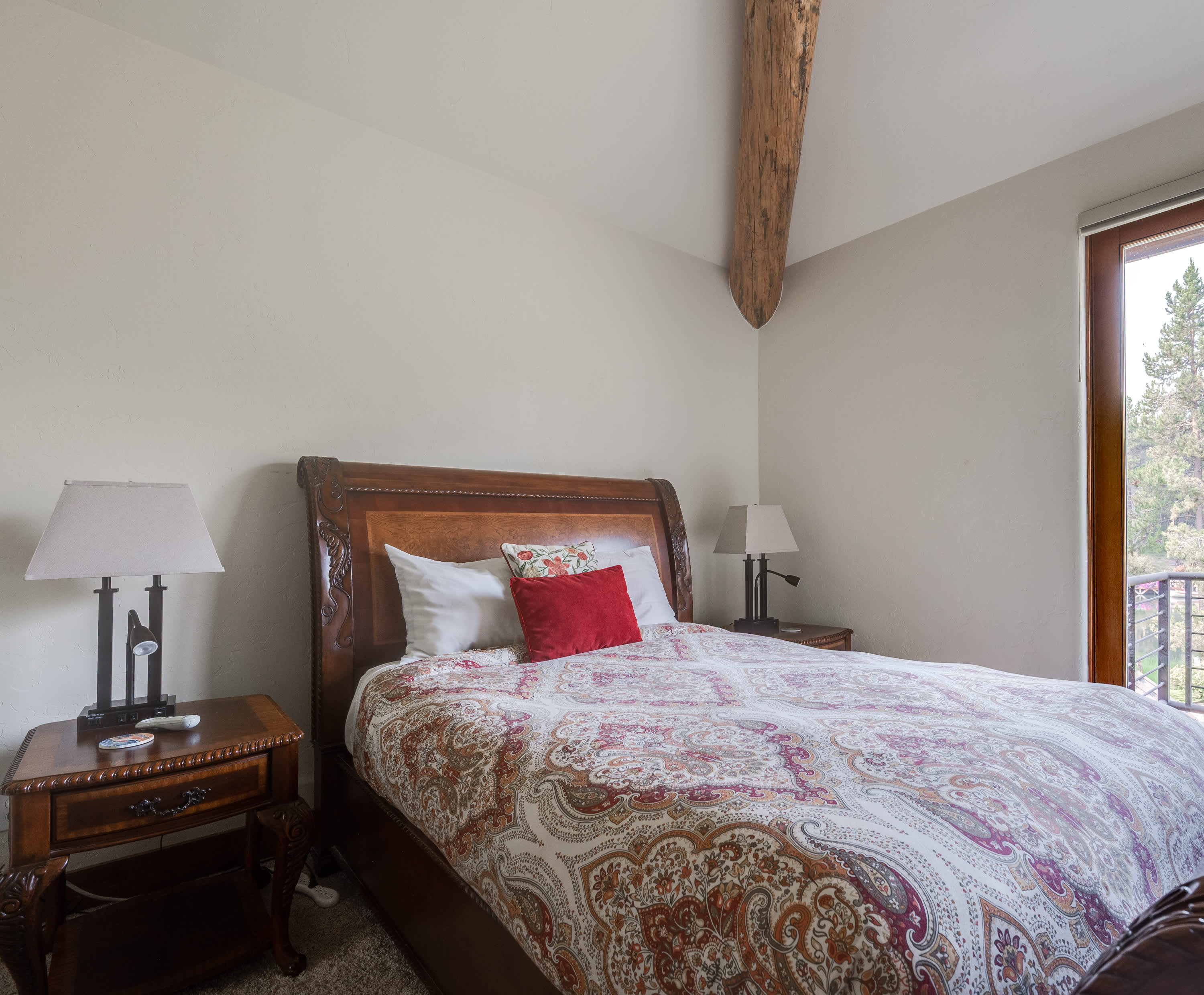 Riverfront, Pool Table | Deschutes River Lodge
