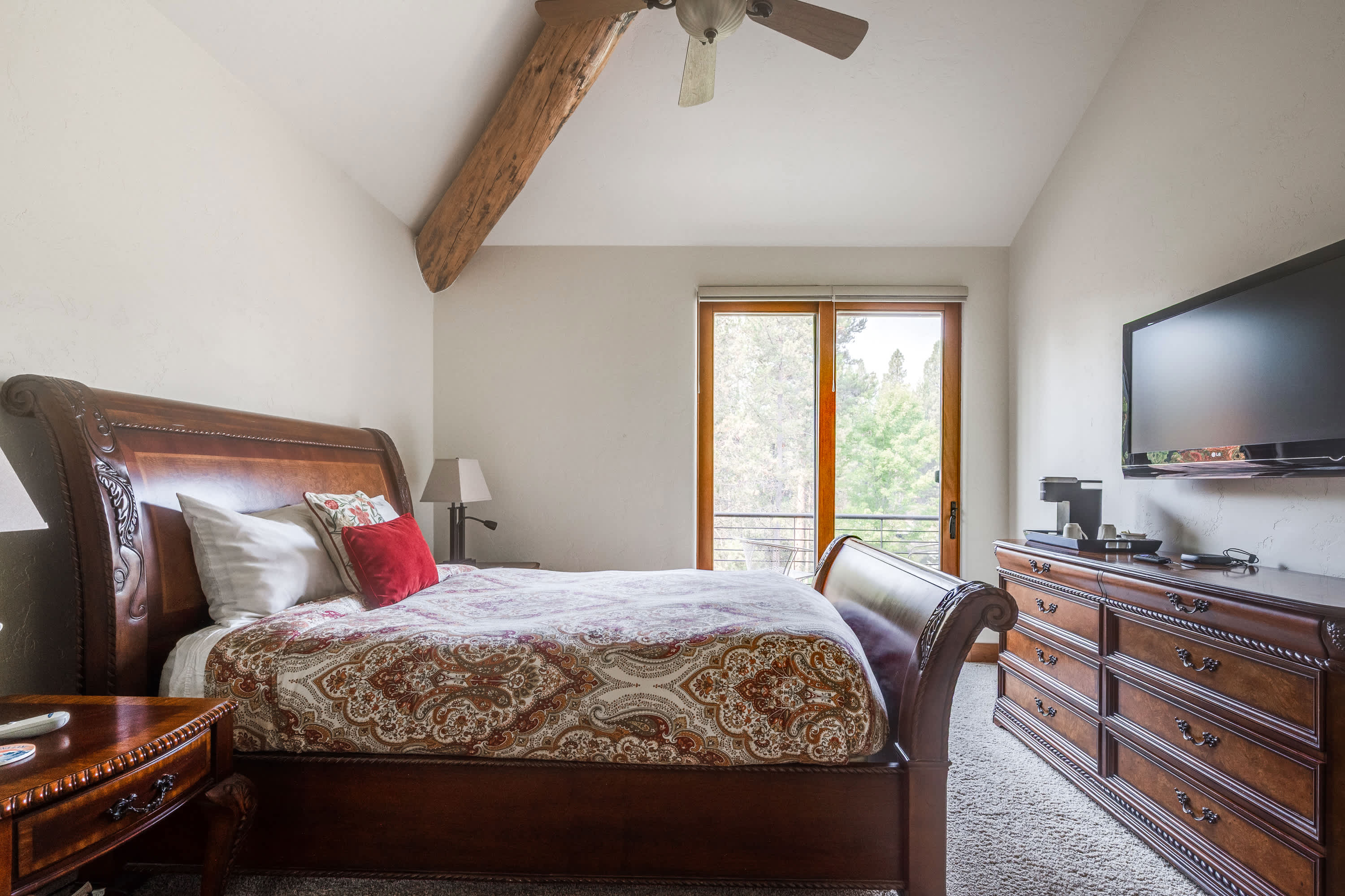 Riverfront, Pool Table | Deschutes River Lodge