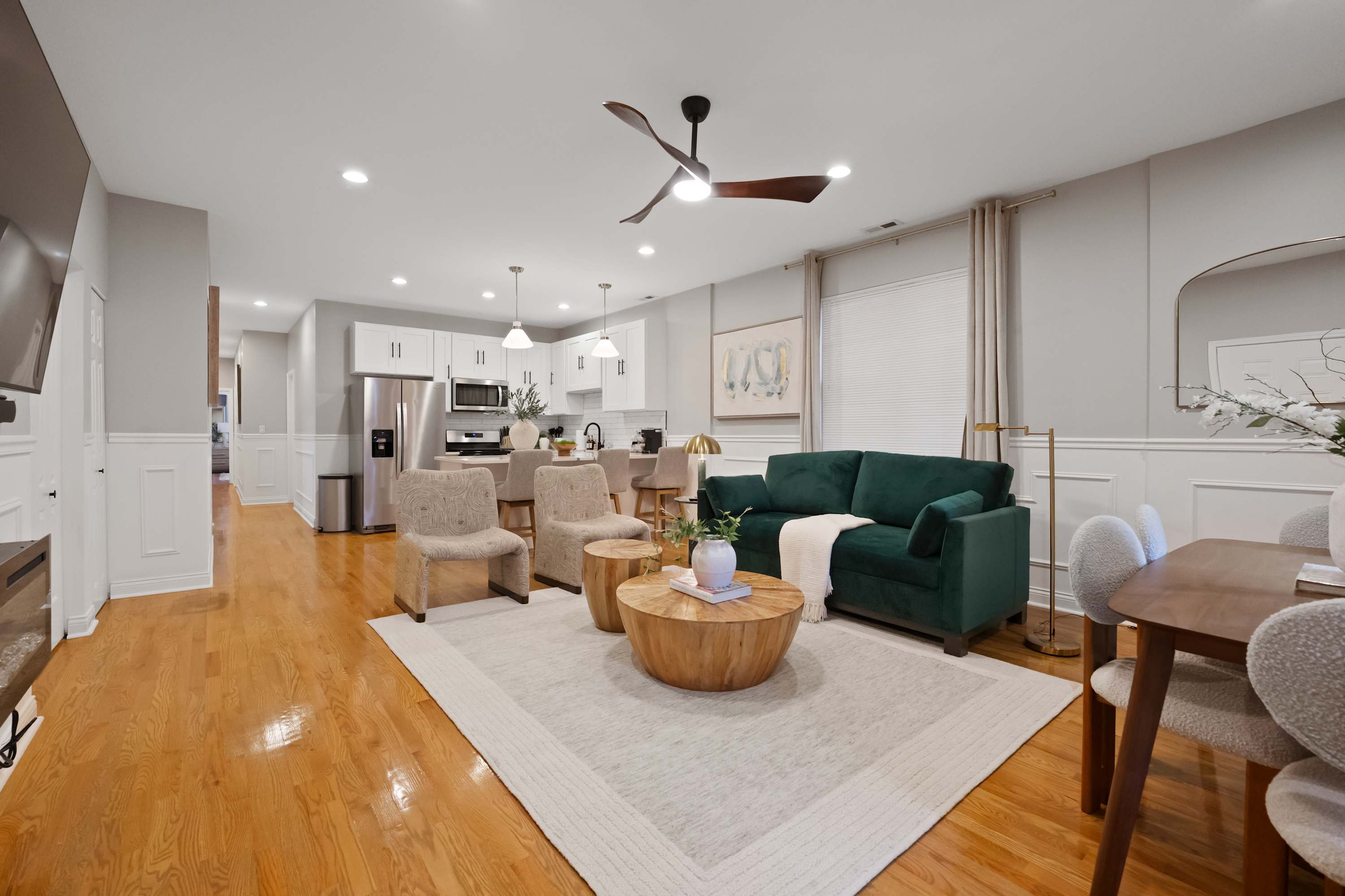 Stylish Comfort And Spacious Backyard - Vibrant Urban Retreat - Chicago, IL
