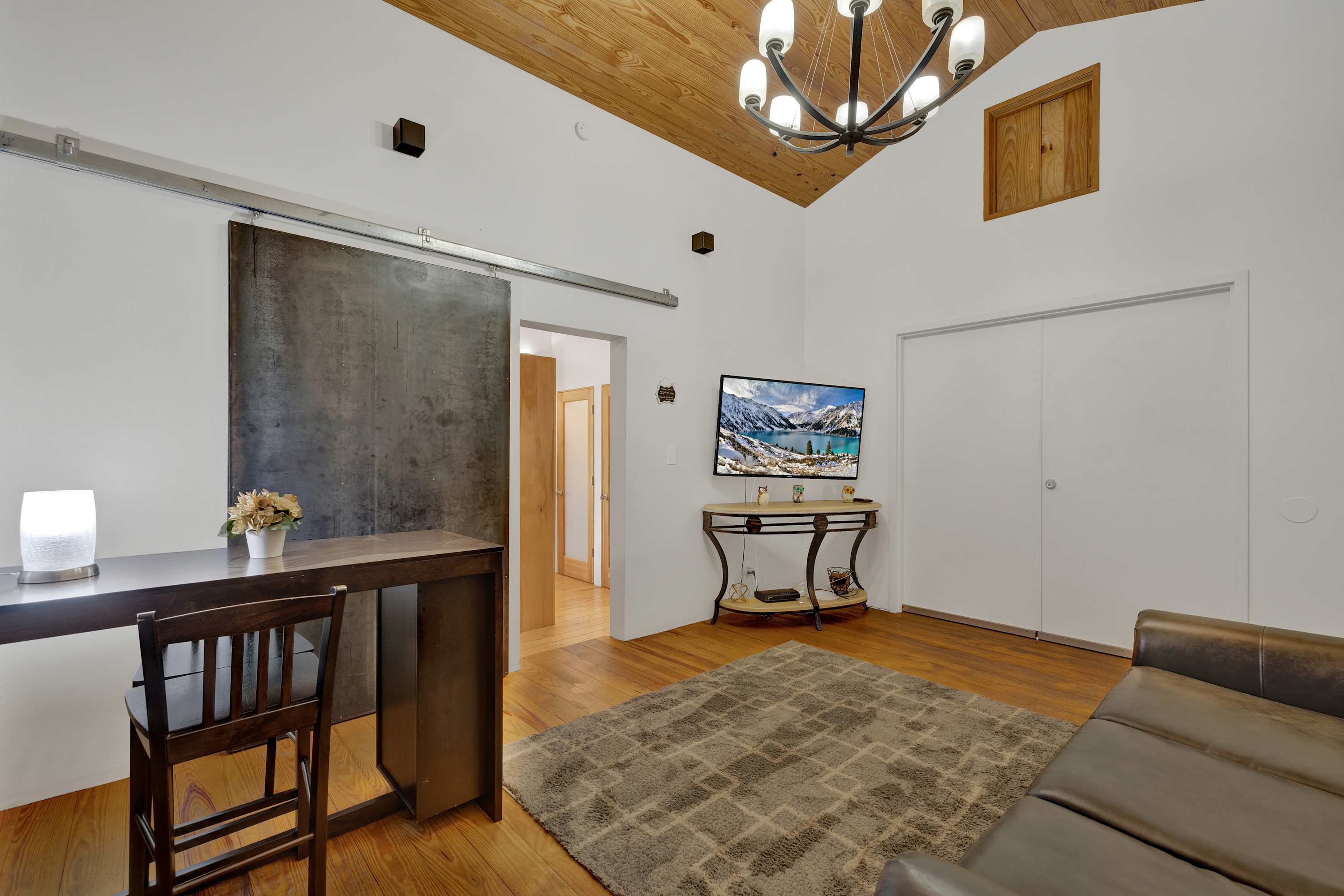 Schubert Place B | Photo 3