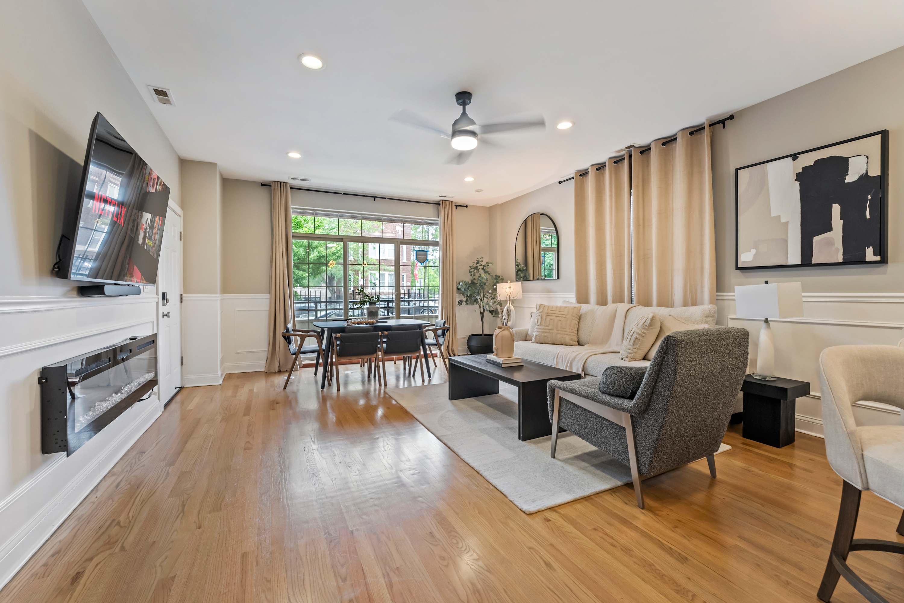 Spacious Oasis With Deck And Backyard - Stylish Comfort Retreat - Chicago, IL