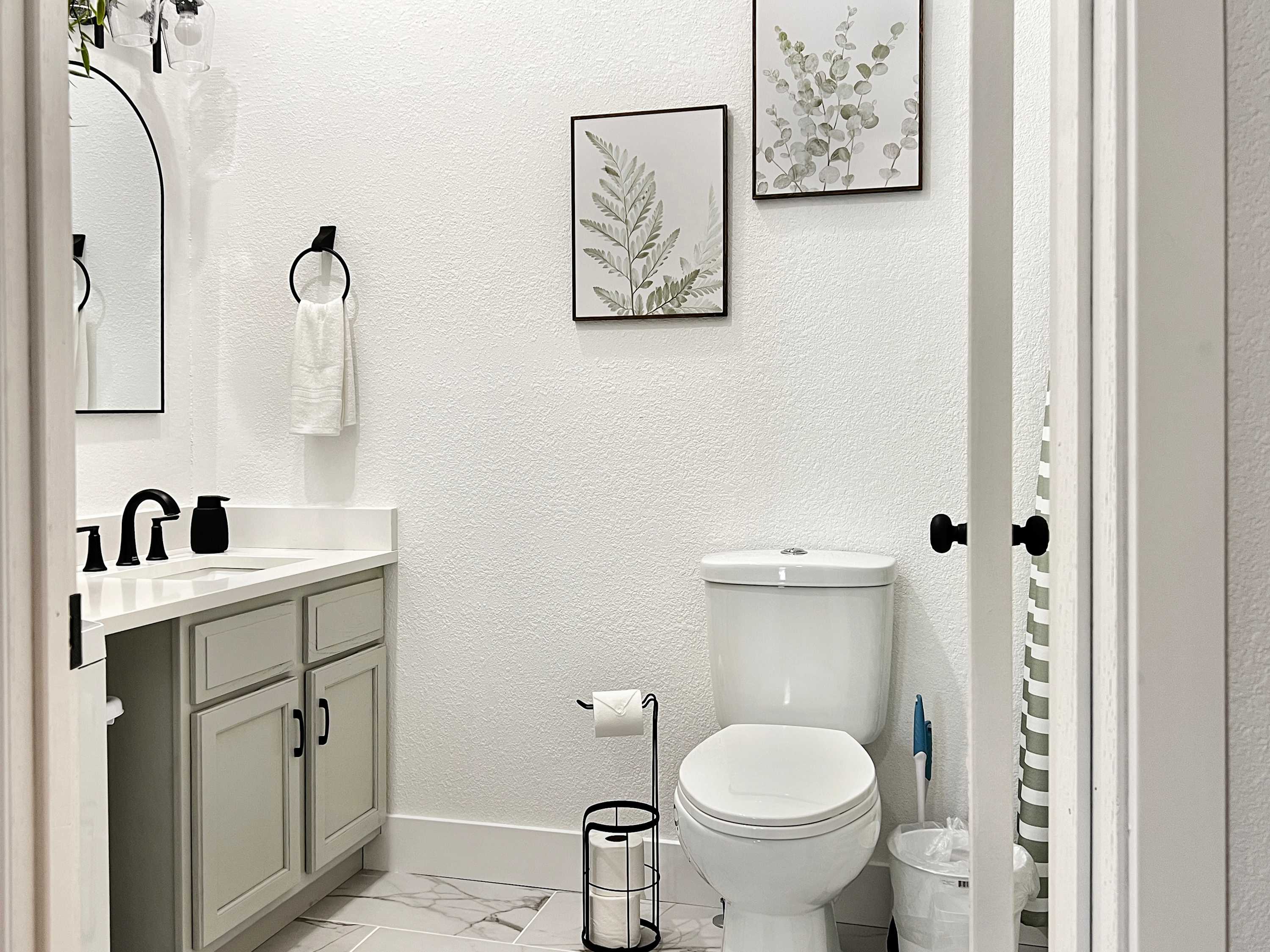 Master ensuite with Bath tub and shower