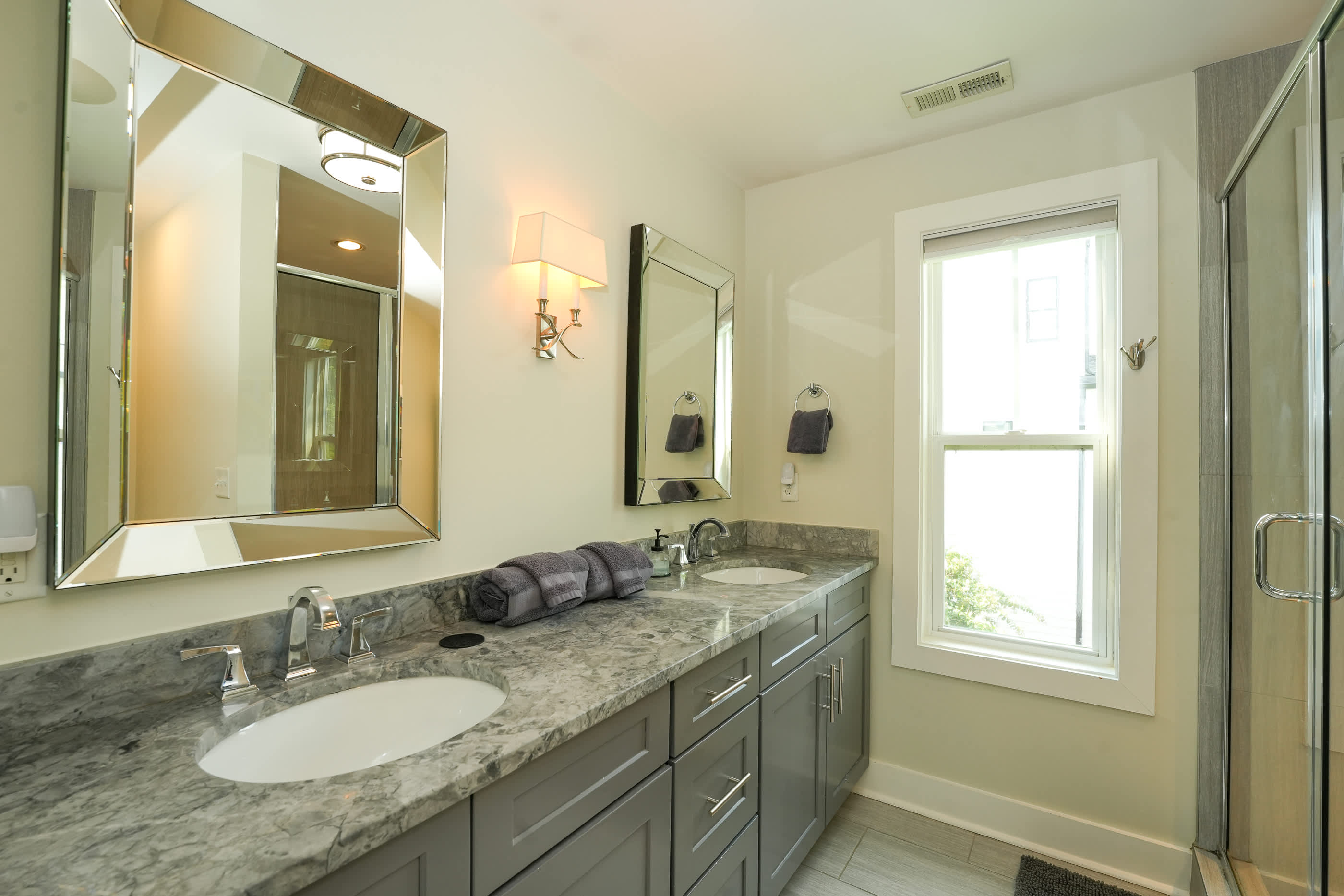 NEW 4 Bed | Rooftop | Central Location | Sleeps 8+