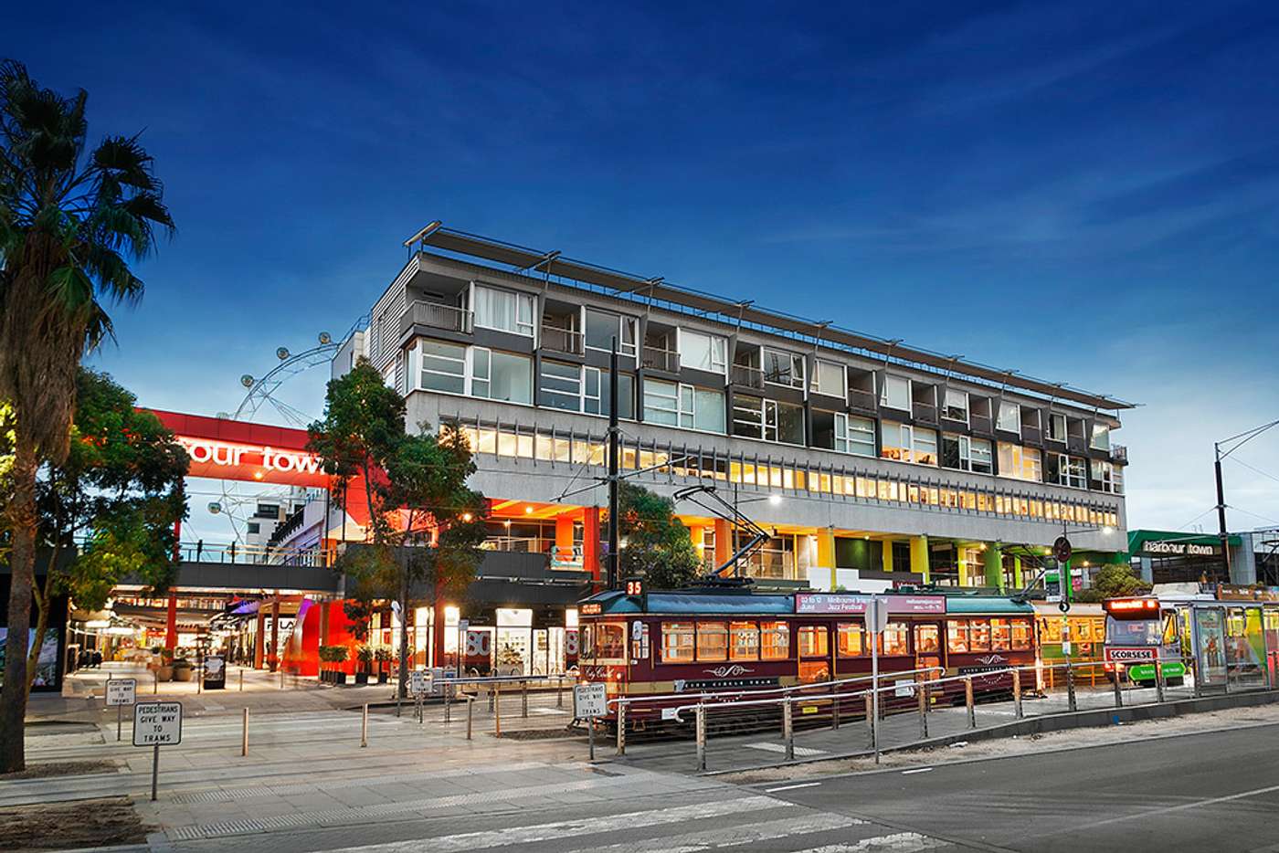 Modern Docklands Townhouse | 3 Levels + Parking