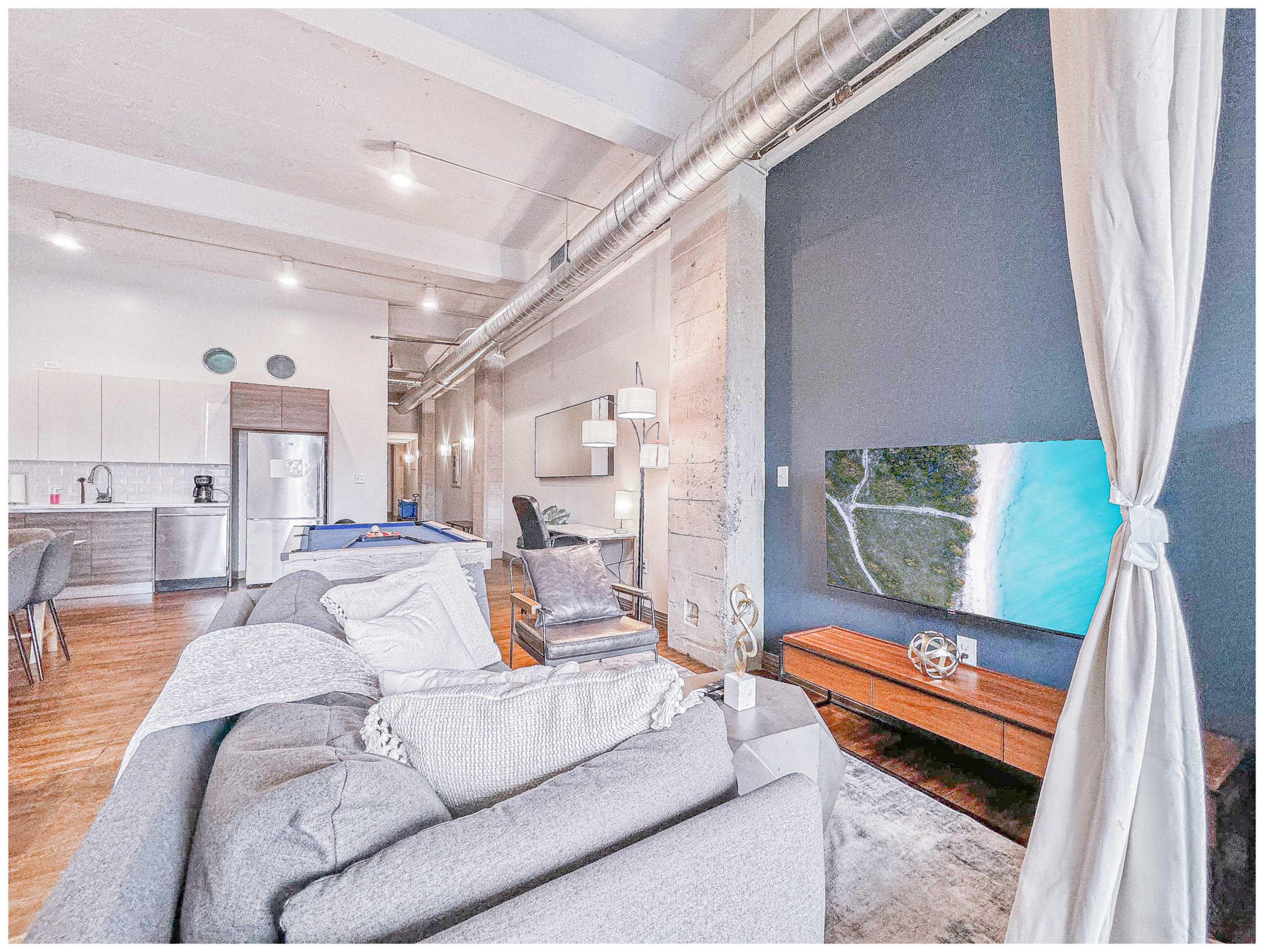 Stylish Apartment With Skyline Views - Luxurious Downtown Retreat - Dallas, TX