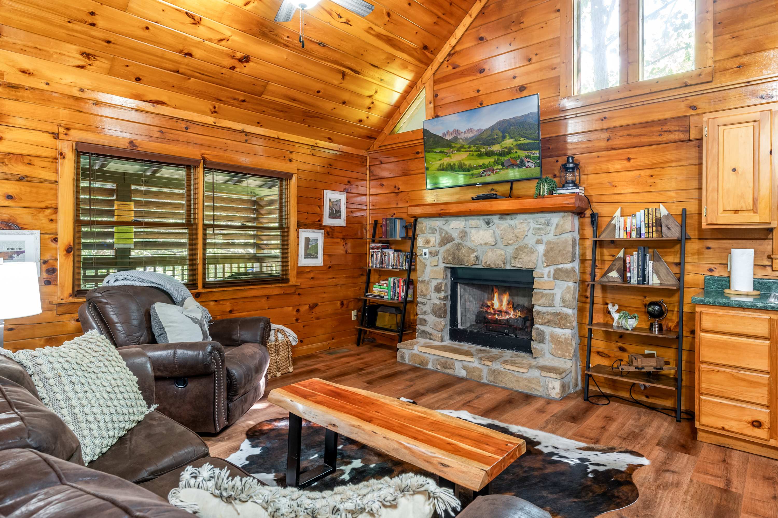 Charming Cabin with Hot Tub in Pigeon Forge 4