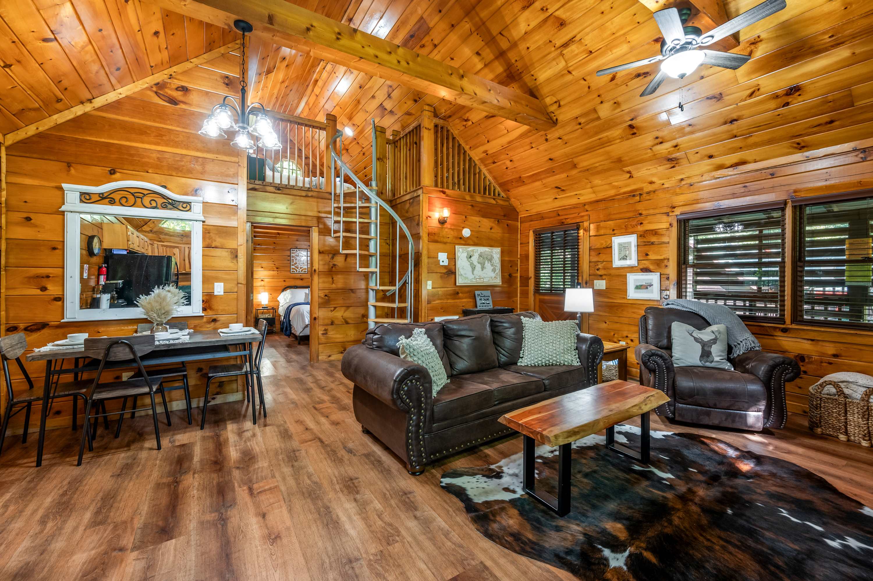 Charming Cabin with Hot Tub in Pigeon Forge 2