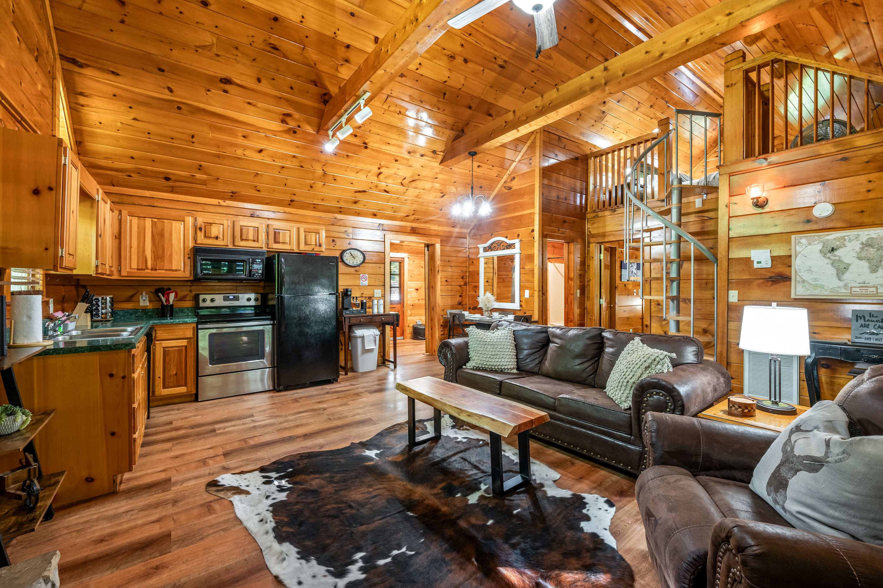 Charming Cabin with Hot Tub in Pigeon Forge 3