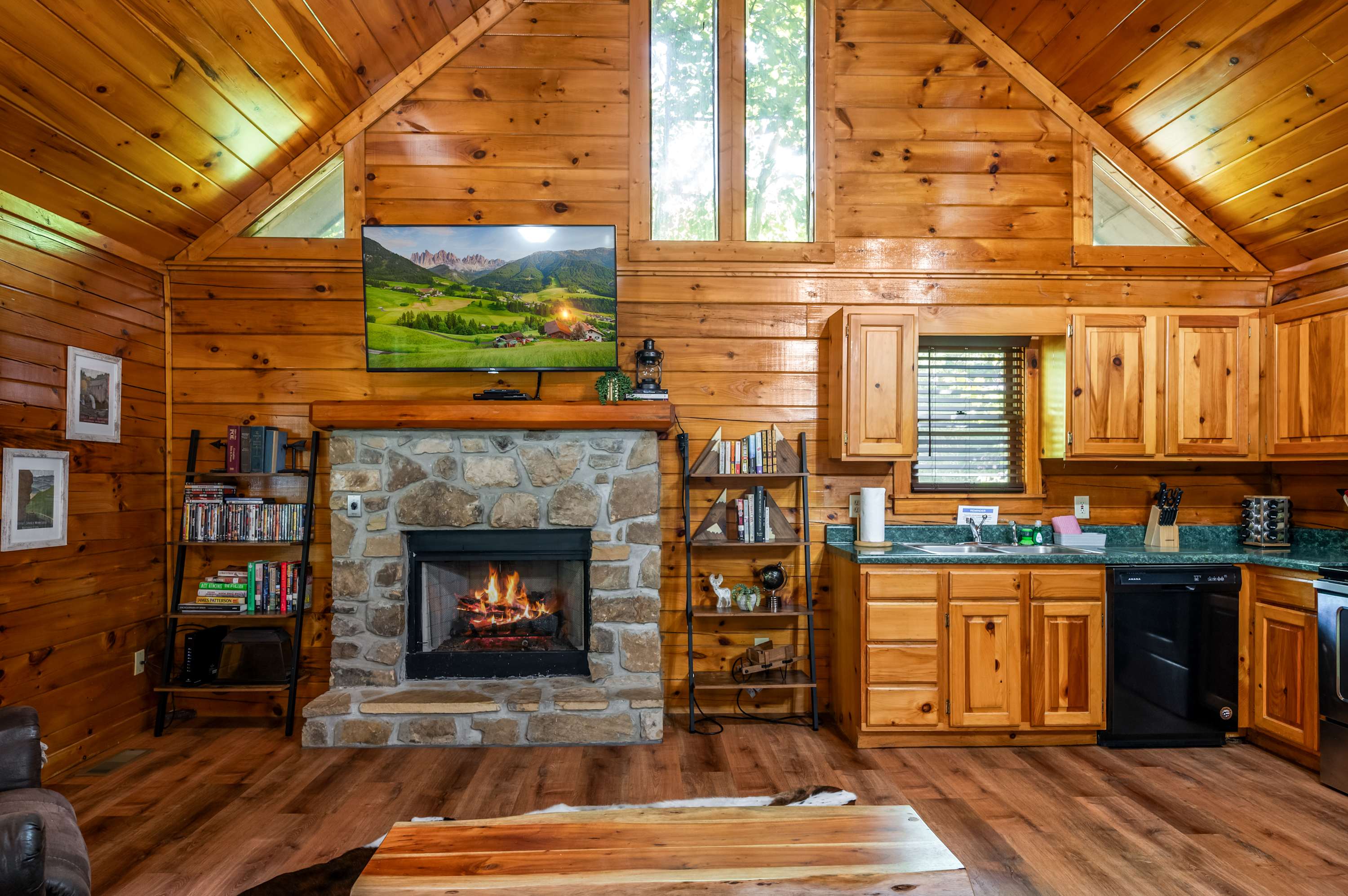 Charming Cabin with Hot Tub in Pigeon Forge 5