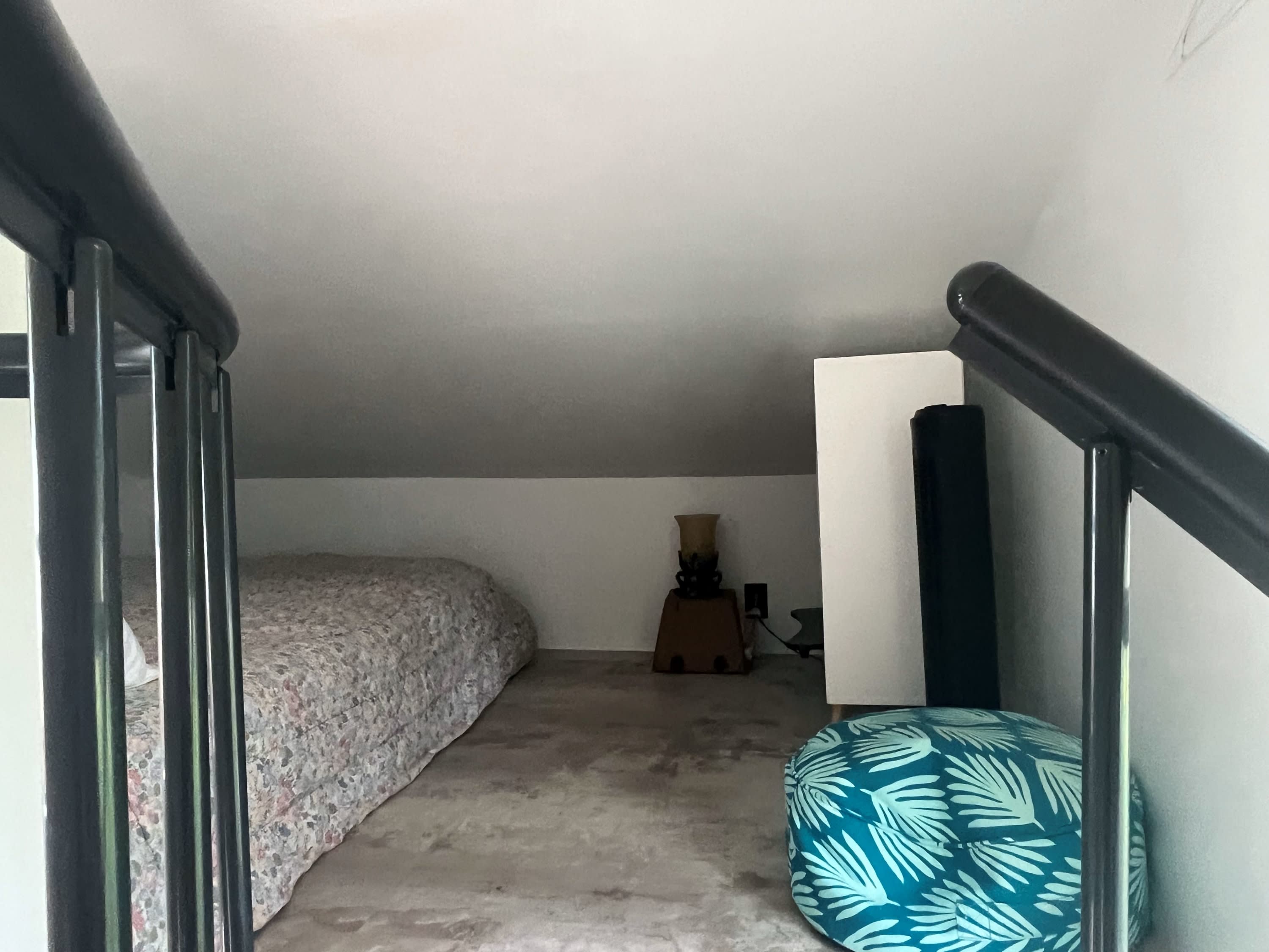 Cozy Loft Studio w/ Spiral Staircase, Kitchenette, Fast WiFi + Big TV |