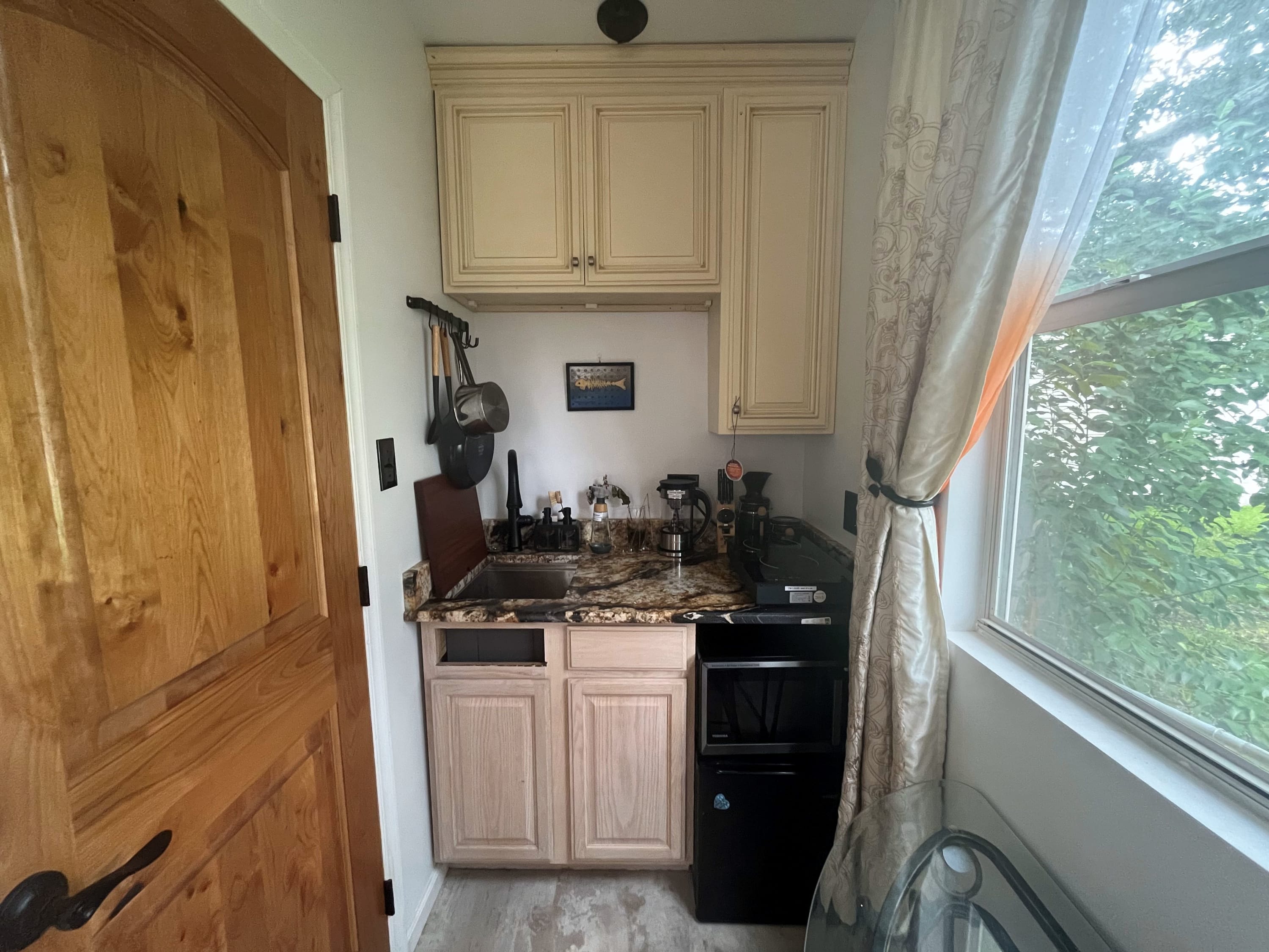 Cozy Loft Studio w/ Spiral Staircase, Kitchenette, Fast WiFi + Big TV |