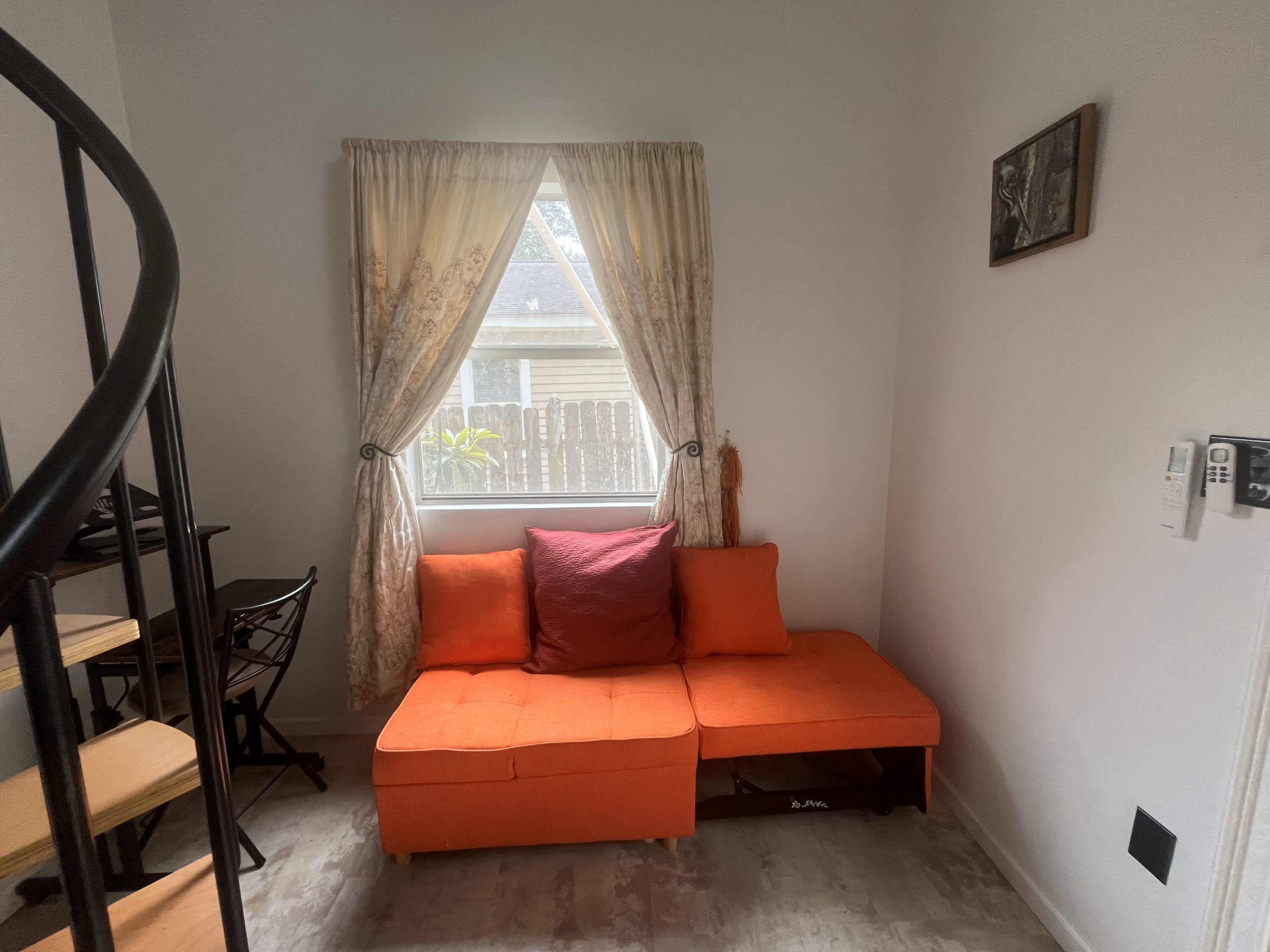 Cozy Loft Studio w/ Spiral Staircase, Kitchenette, Fast WiFi + Big TV |