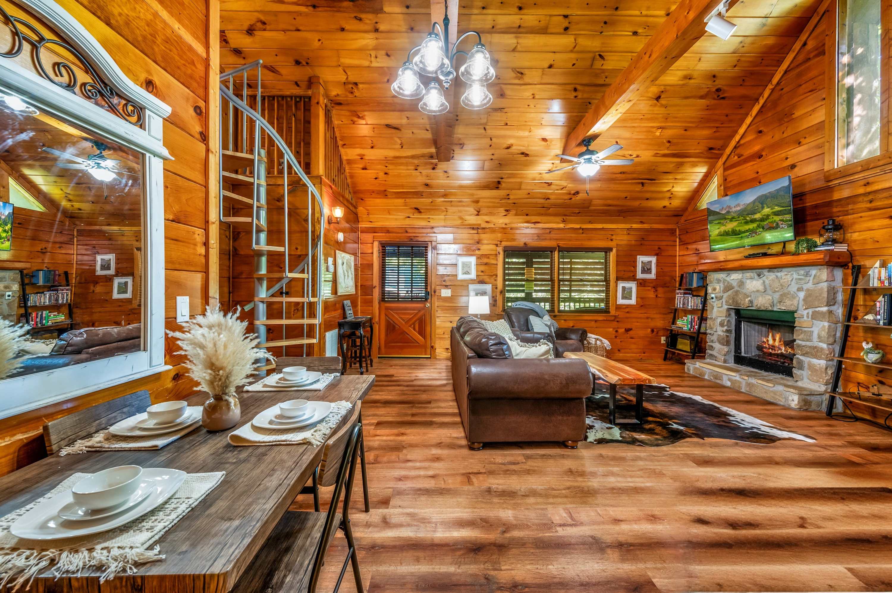 Charming Cabin with Hot Tub in Pigeon Forge