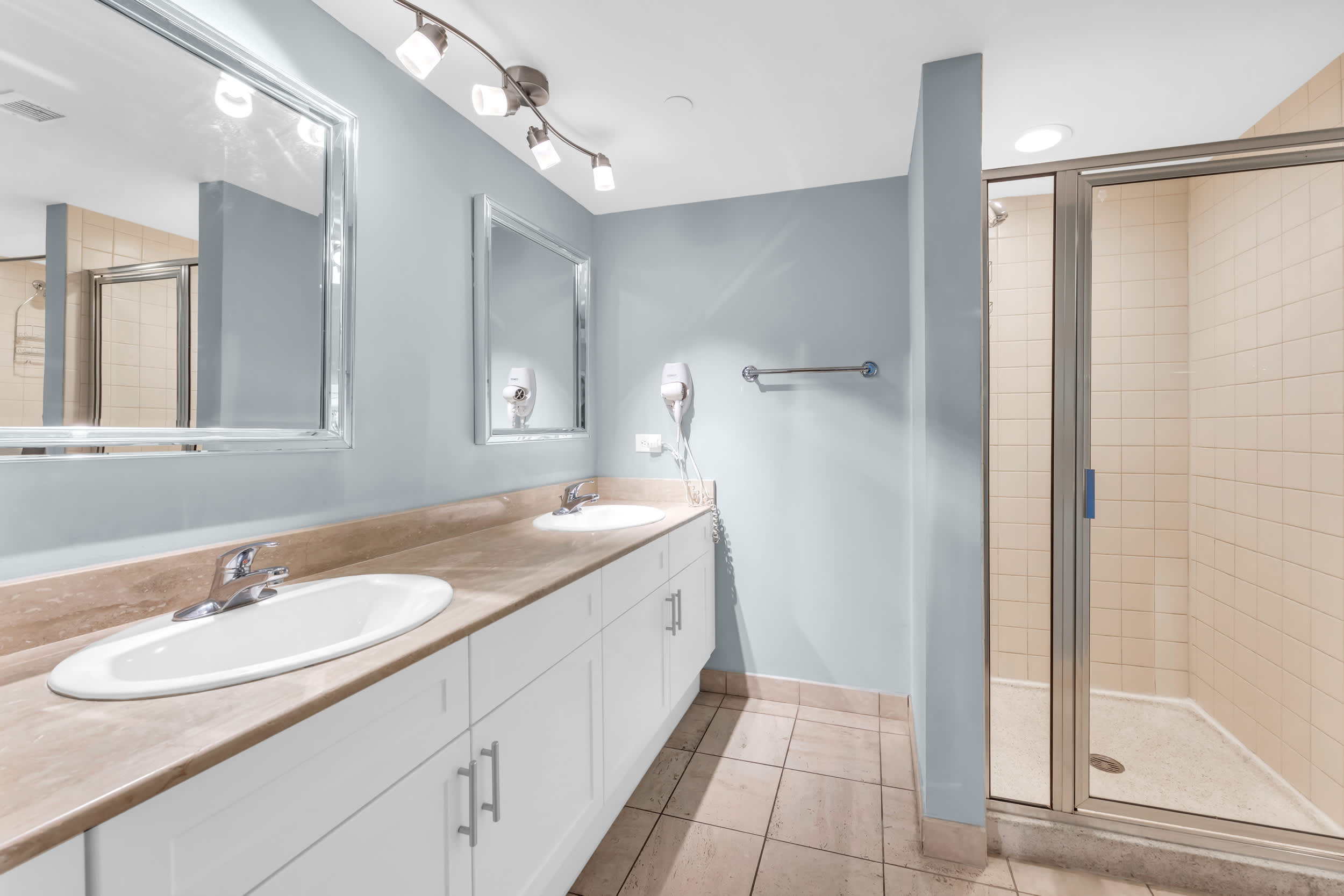 Ocean View Style at Kingston Top Location w Pool