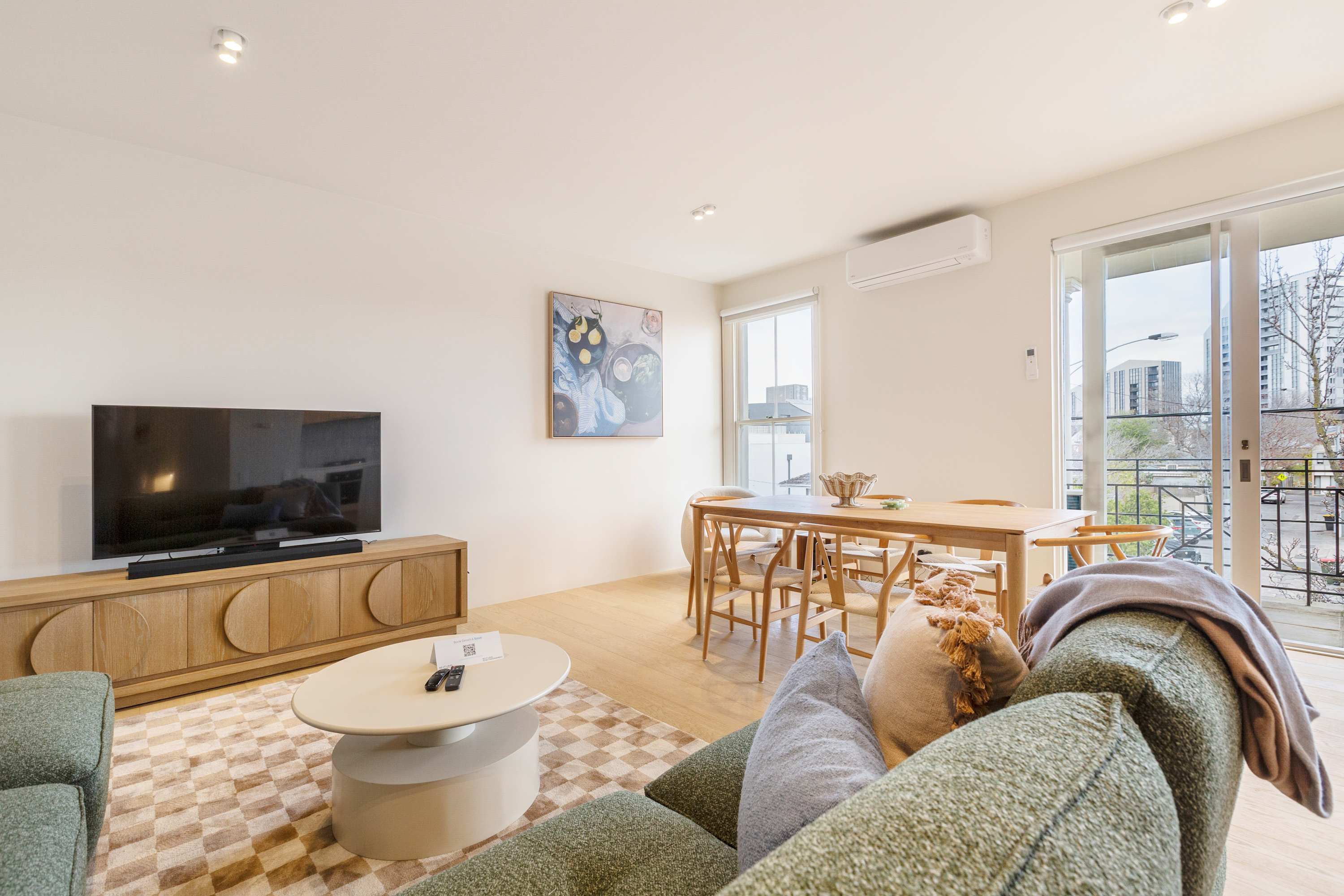 Stylish, Spacious Apartment in Malvern - Picture 2