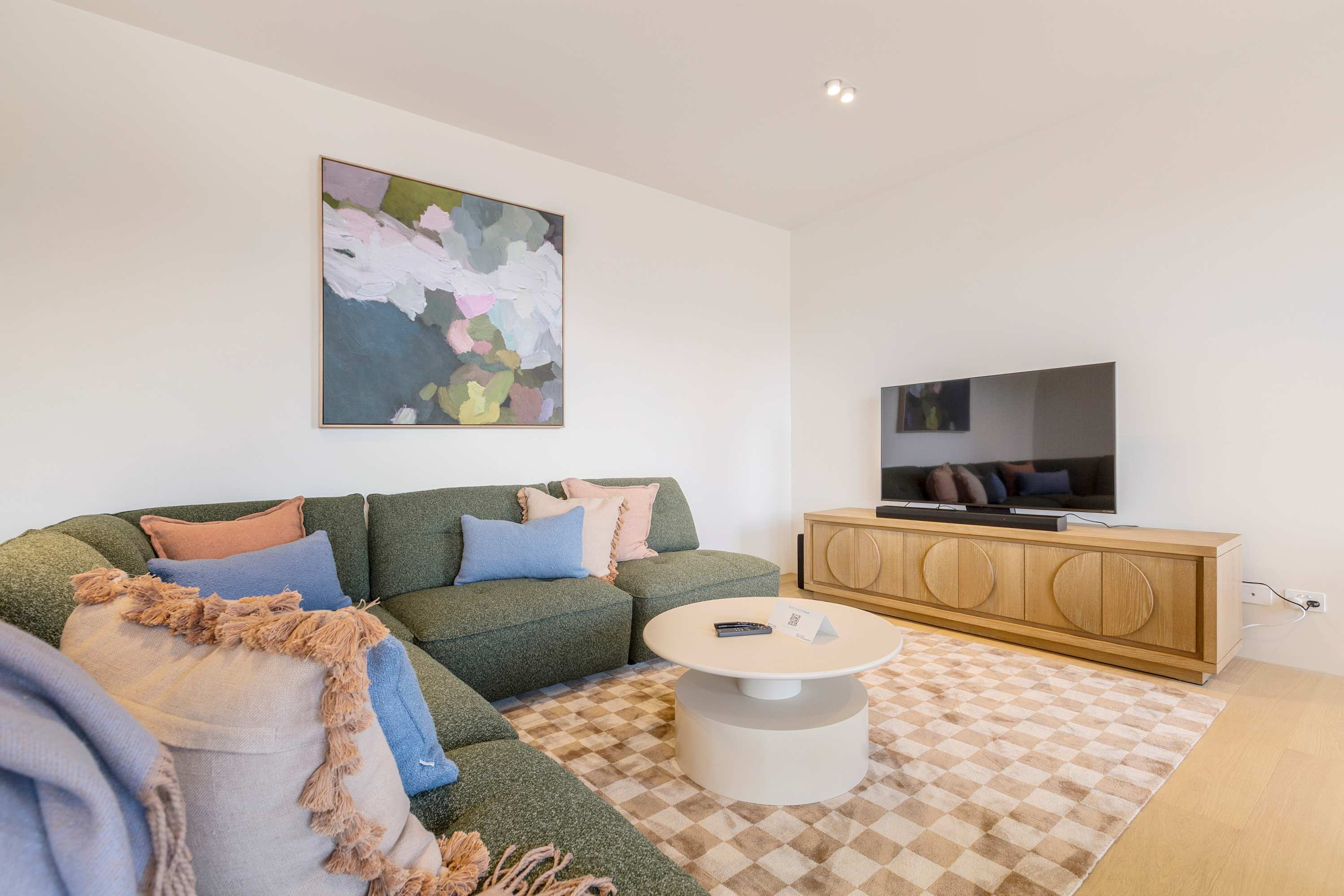 Stylish, Spacious Apartment in Malvern - Picture 3