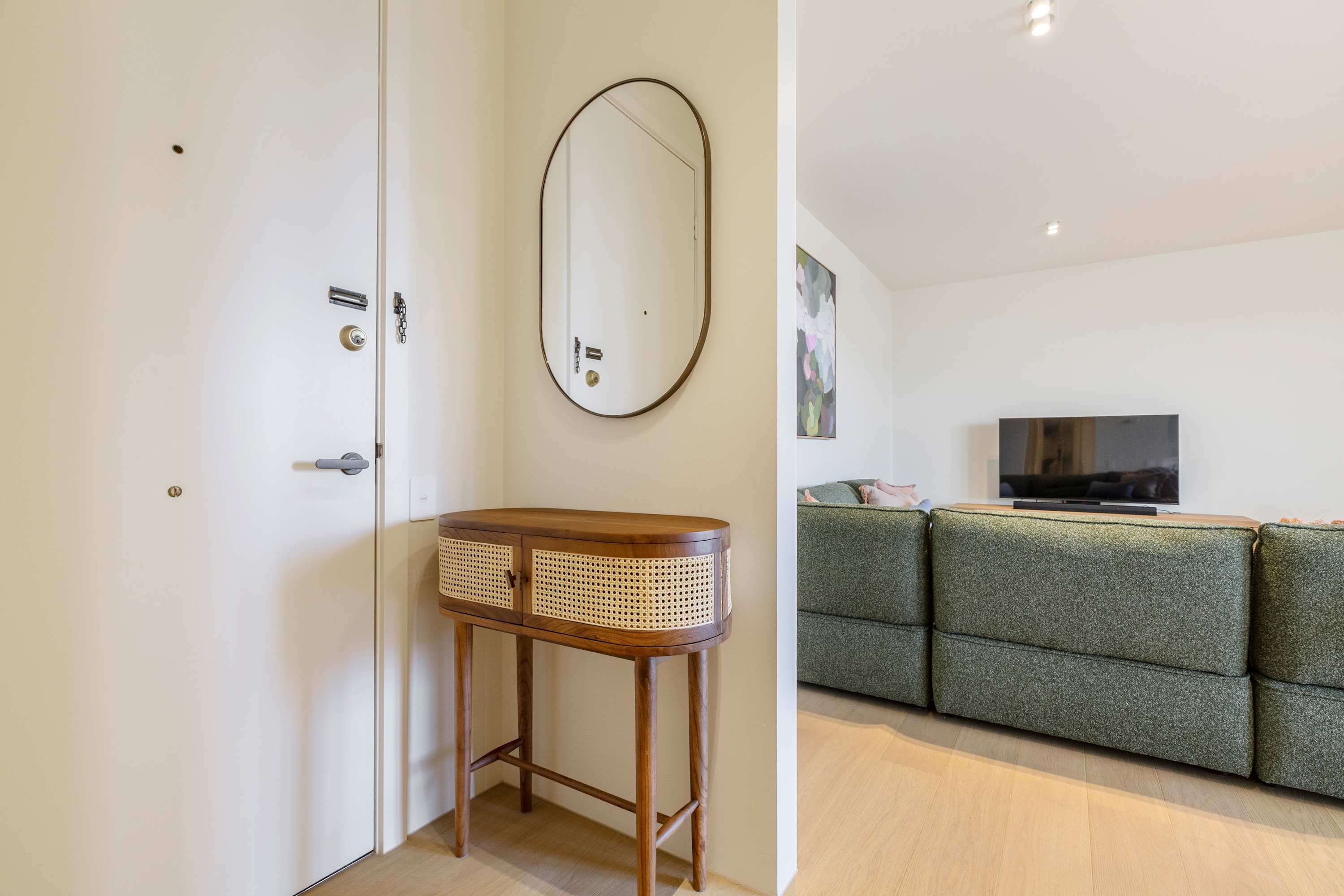 Stylish, Spacious Apartment in Malvern - Picture 32
