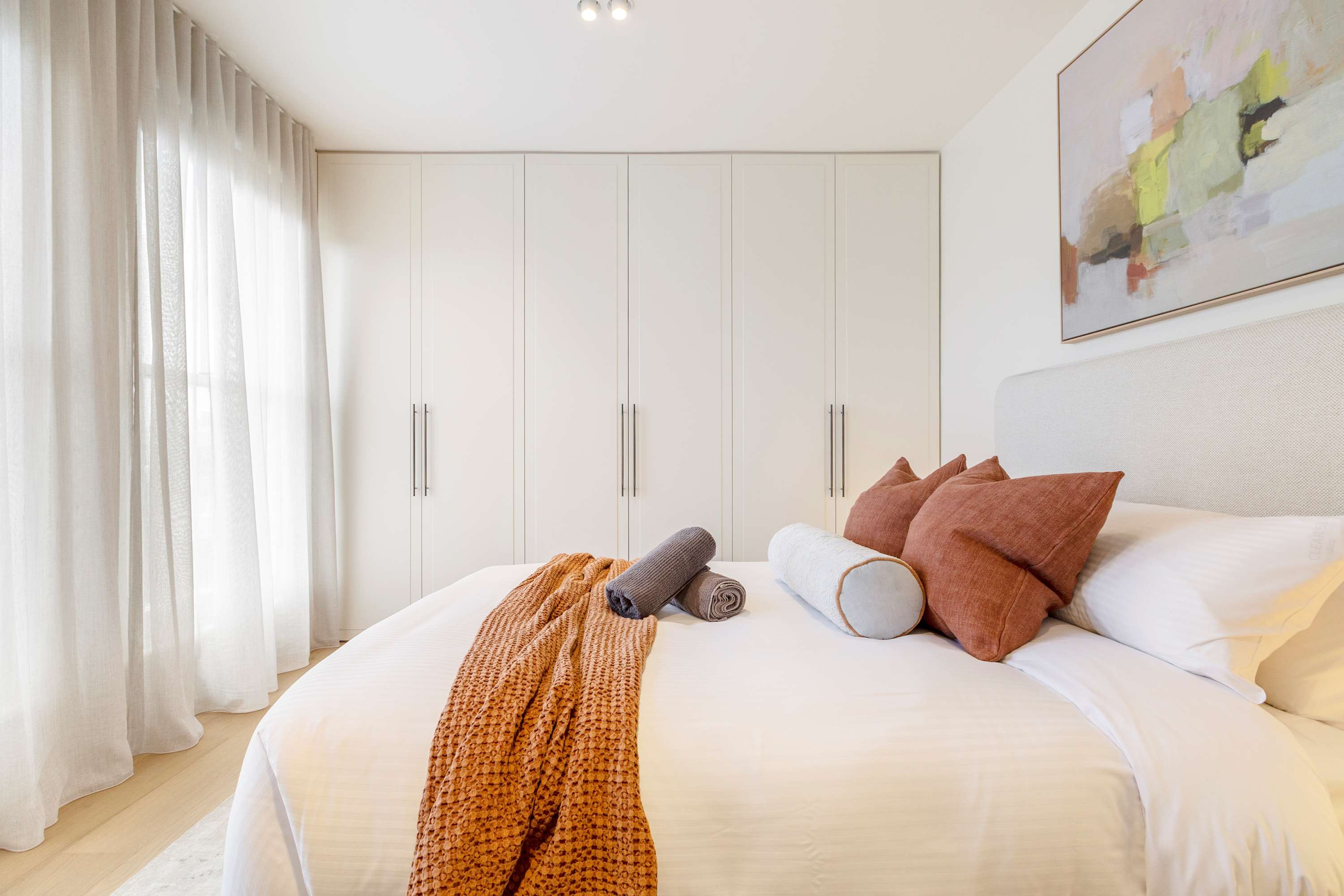 Stylish, Spacious Apartment in Malvern - Picture 19