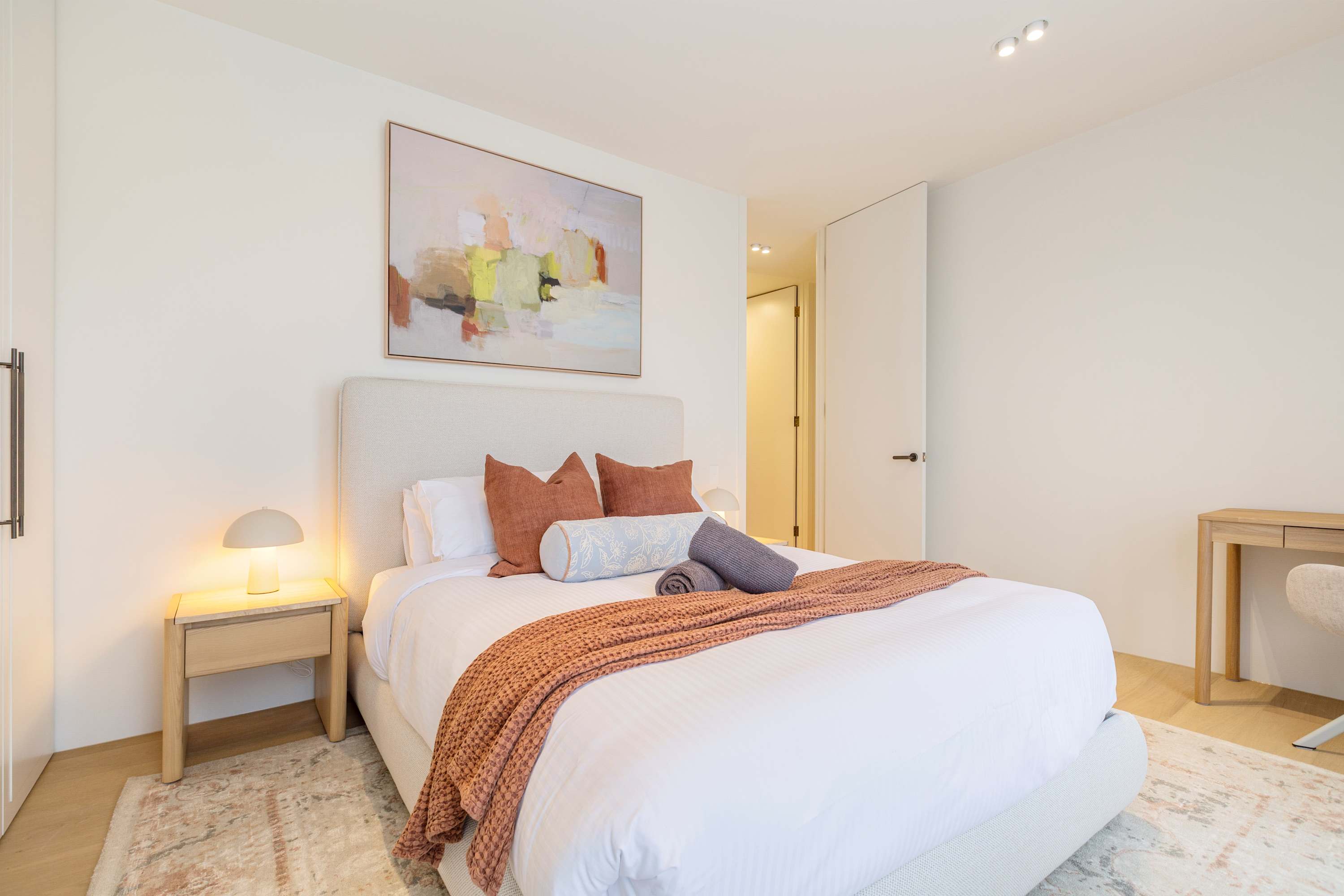 Stylish, Spacious Apartment in Malvern - Picture 16