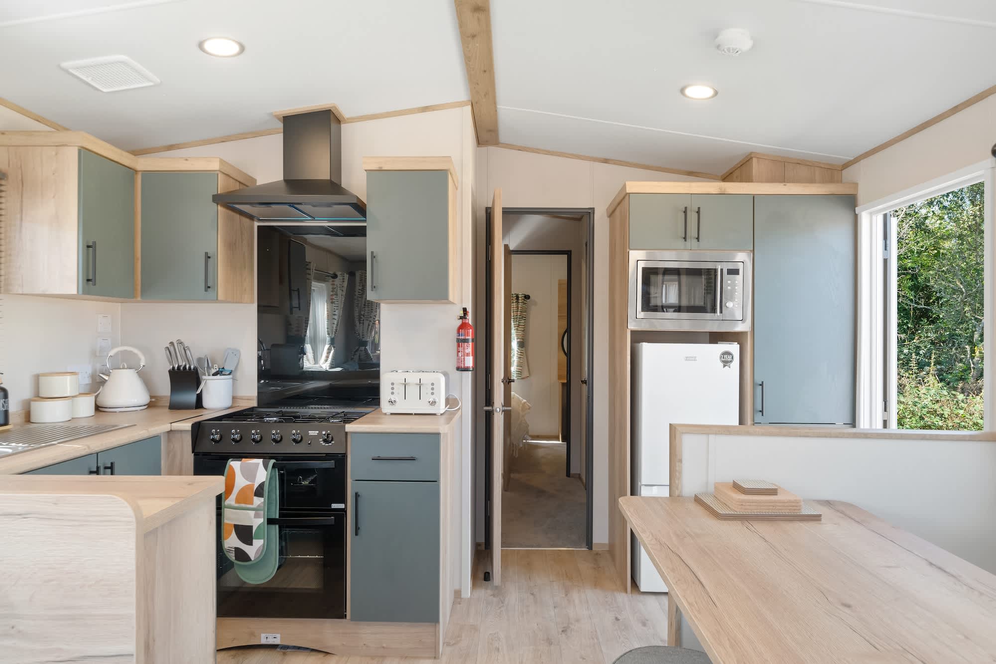 Beachy Lodge with Deck & Parking, nr Ilfracombe