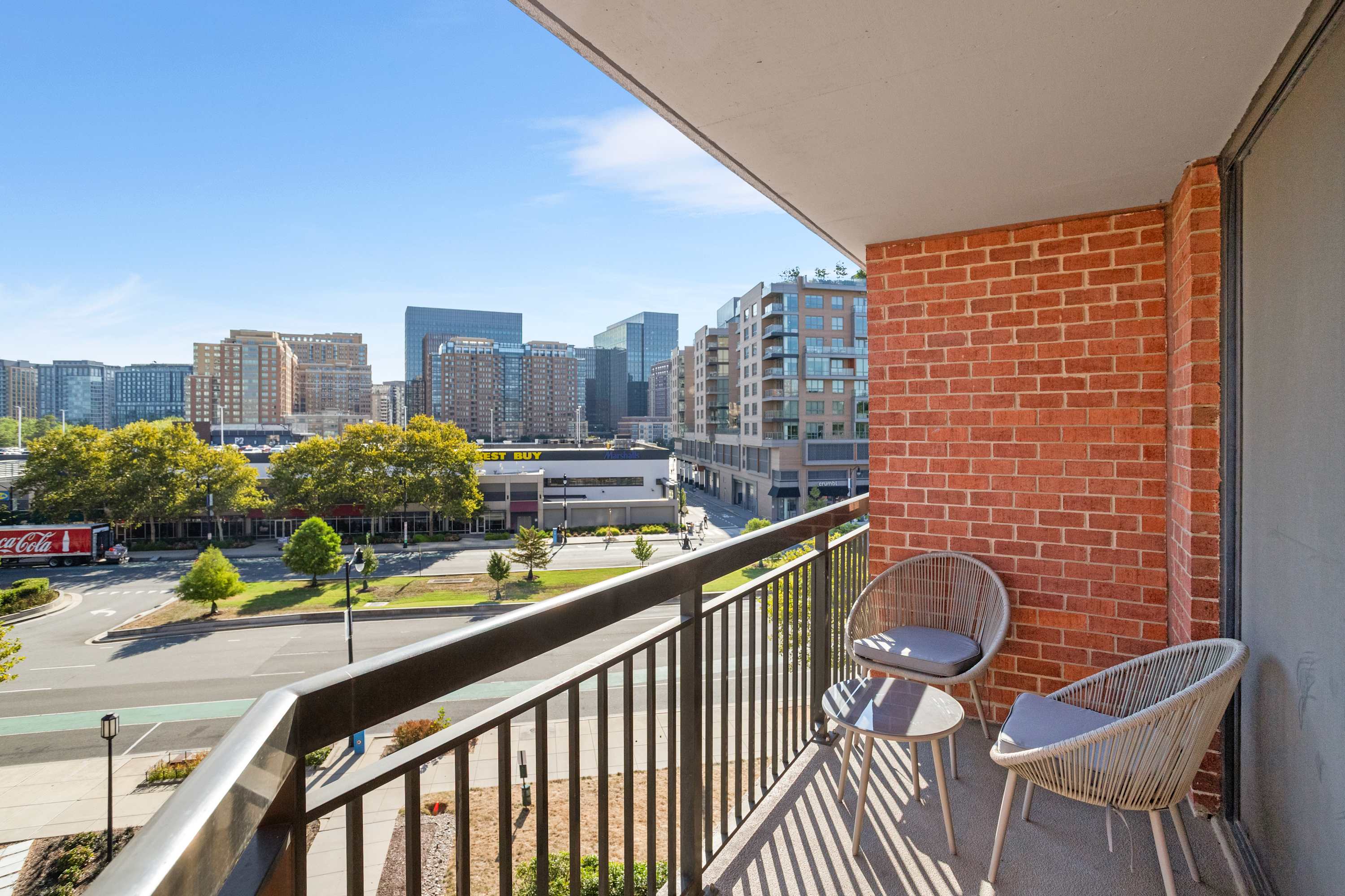 Apt Near Pentagon City Metro - Prime Location