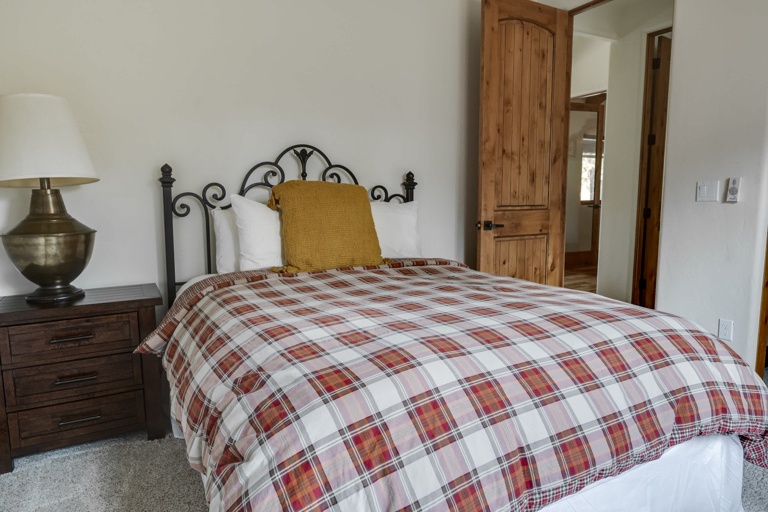 Riverfront, Pool Table | Deschutes River Lodge