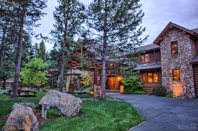 Riverfront, Pool Table | Deschutes River Lodge