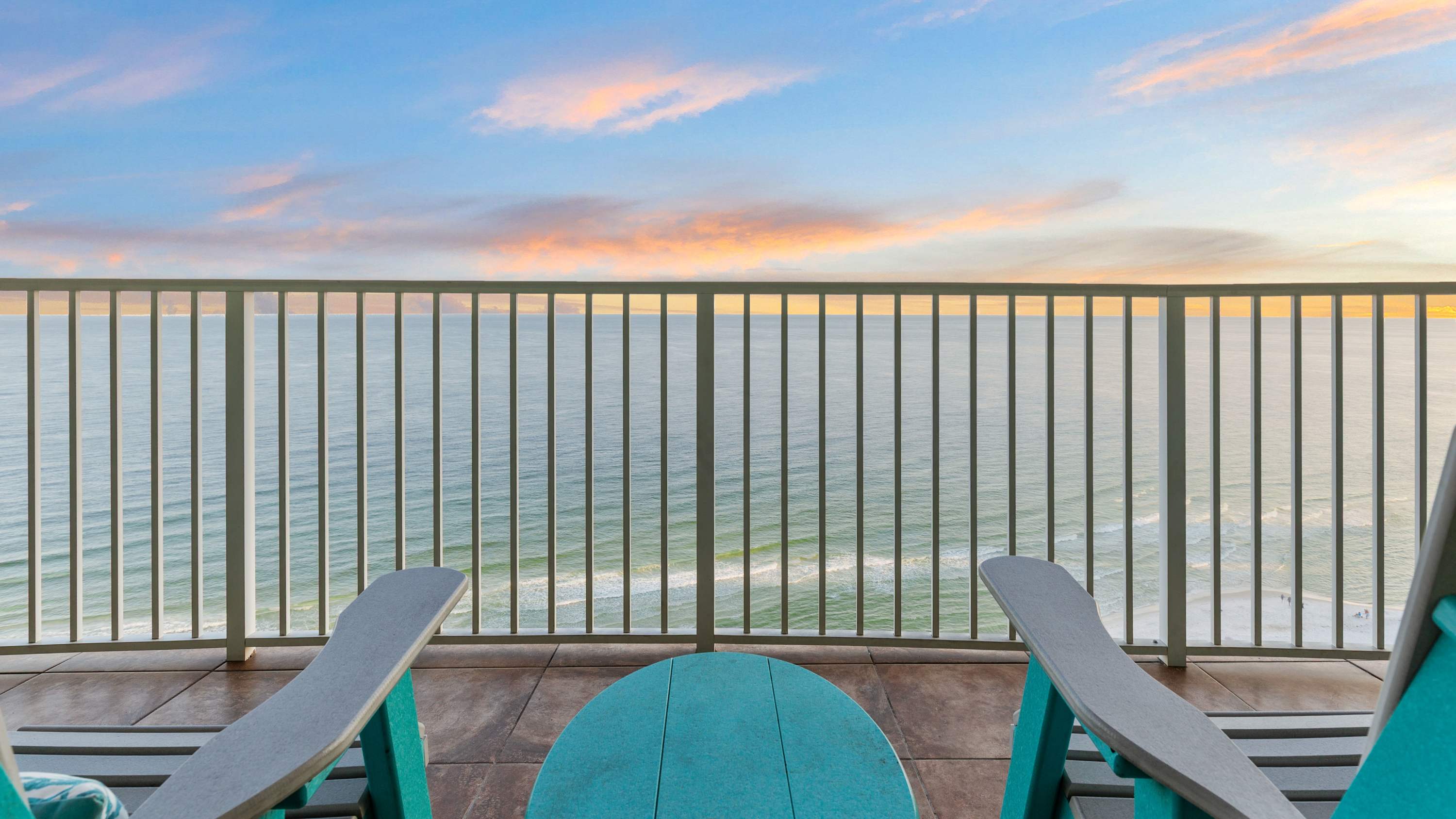 Beachfront 3-Bedroom Condo on 15th Floor - Balcony, Lazy River, Jacuzzis - Free Daily Activity Deals for Mini Golf, Parasailing, More!