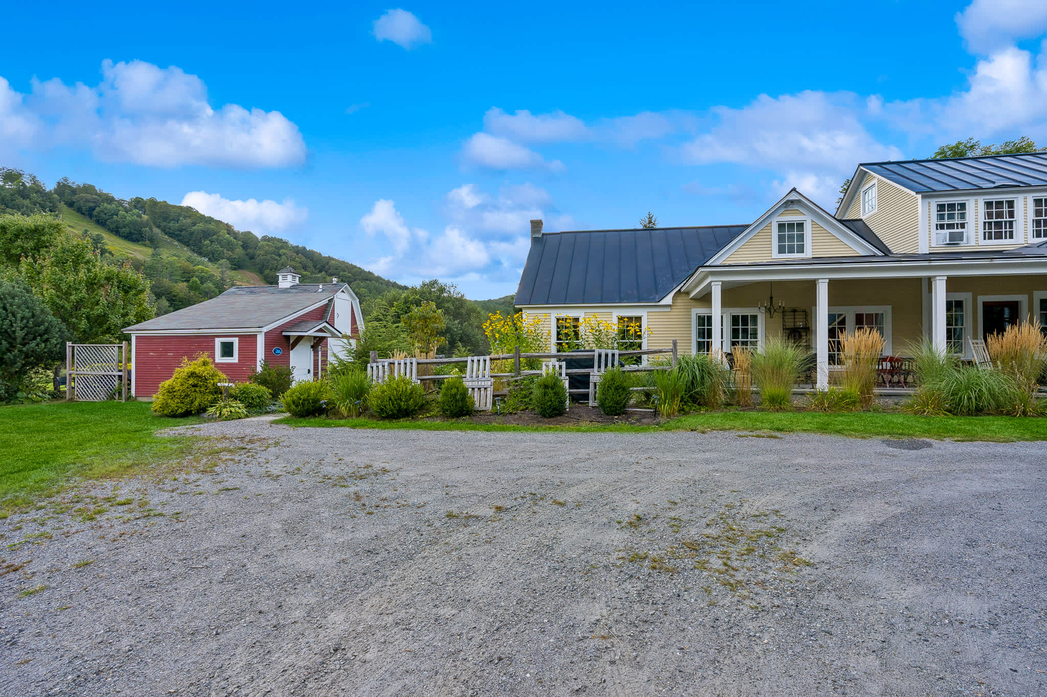 Steps to S6! Firepit, BBQ, Views! | Little House