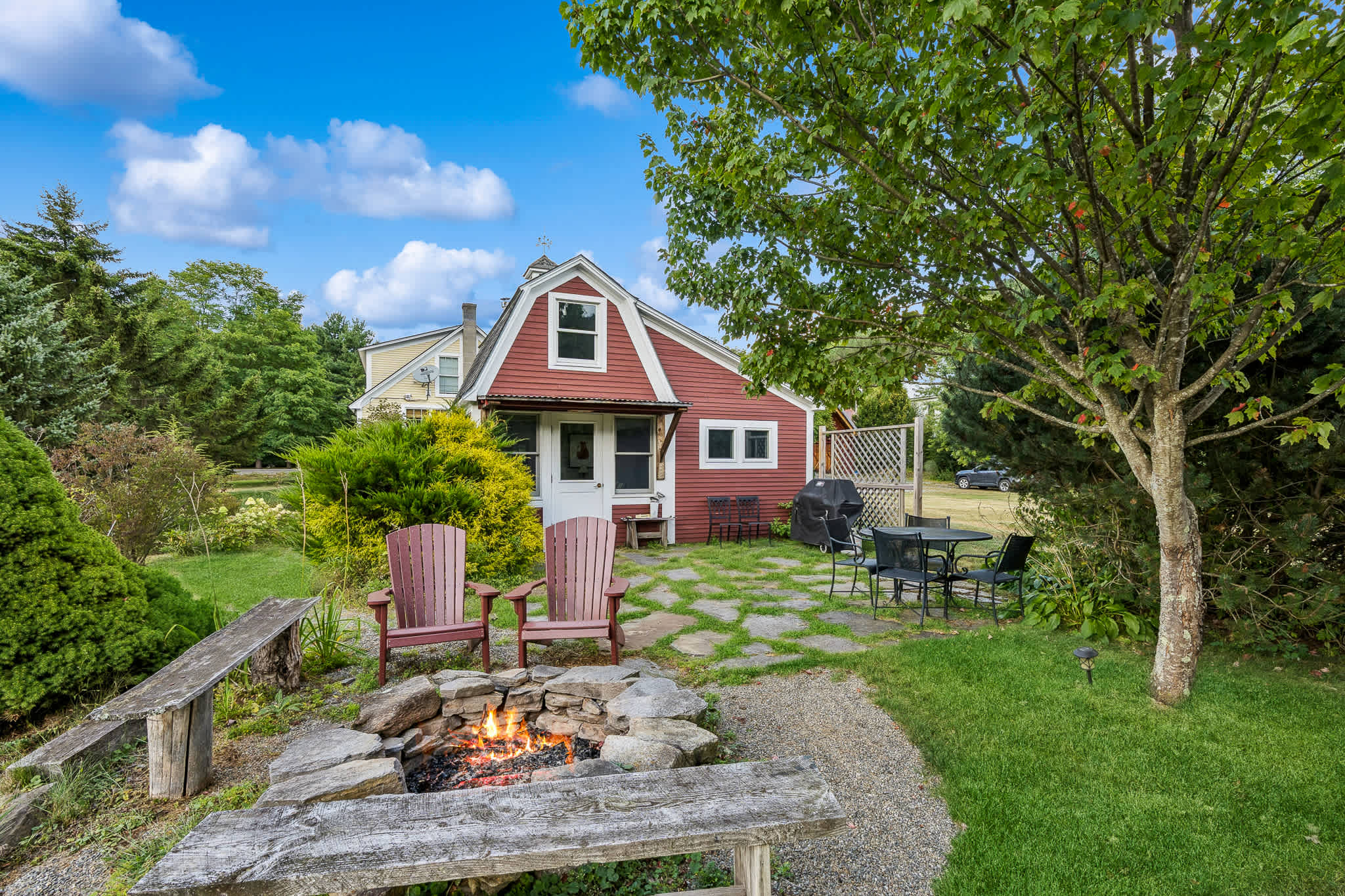Steps to S6! Firepit, BBQ, Views! | Little House
