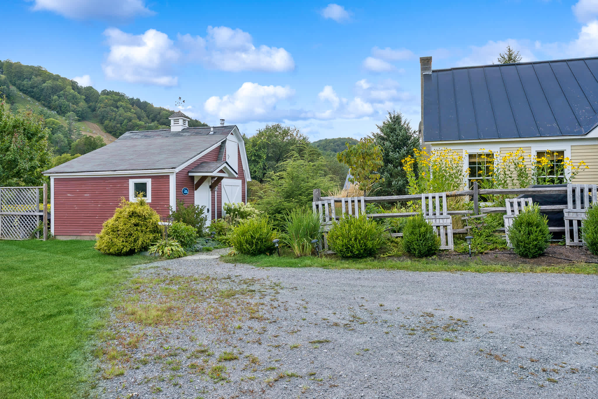 Steps to S6! Firepit, BBQ, Views! | Little House