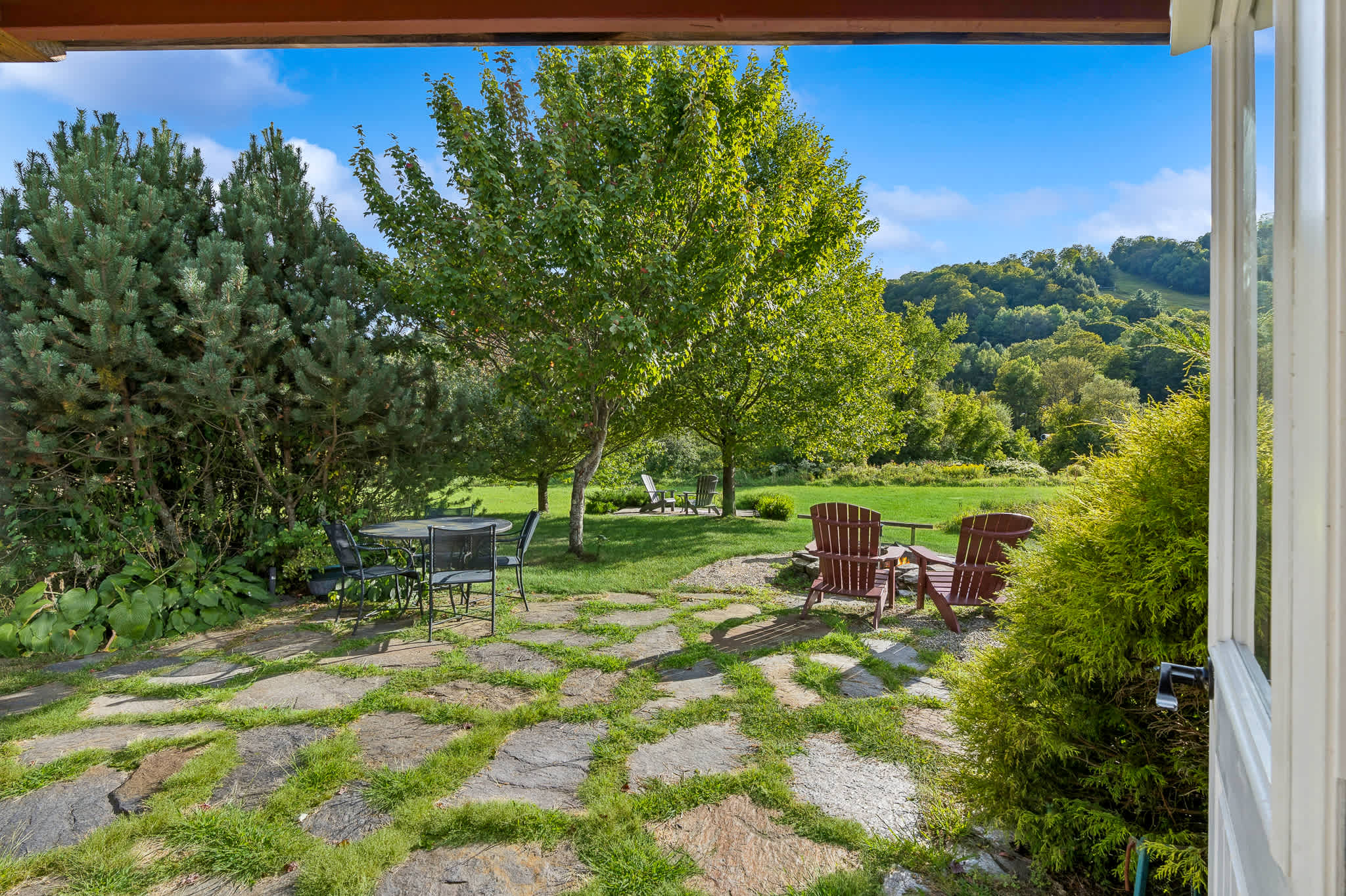 Steps to S6! Firepit, BBQ, Views! | Little House