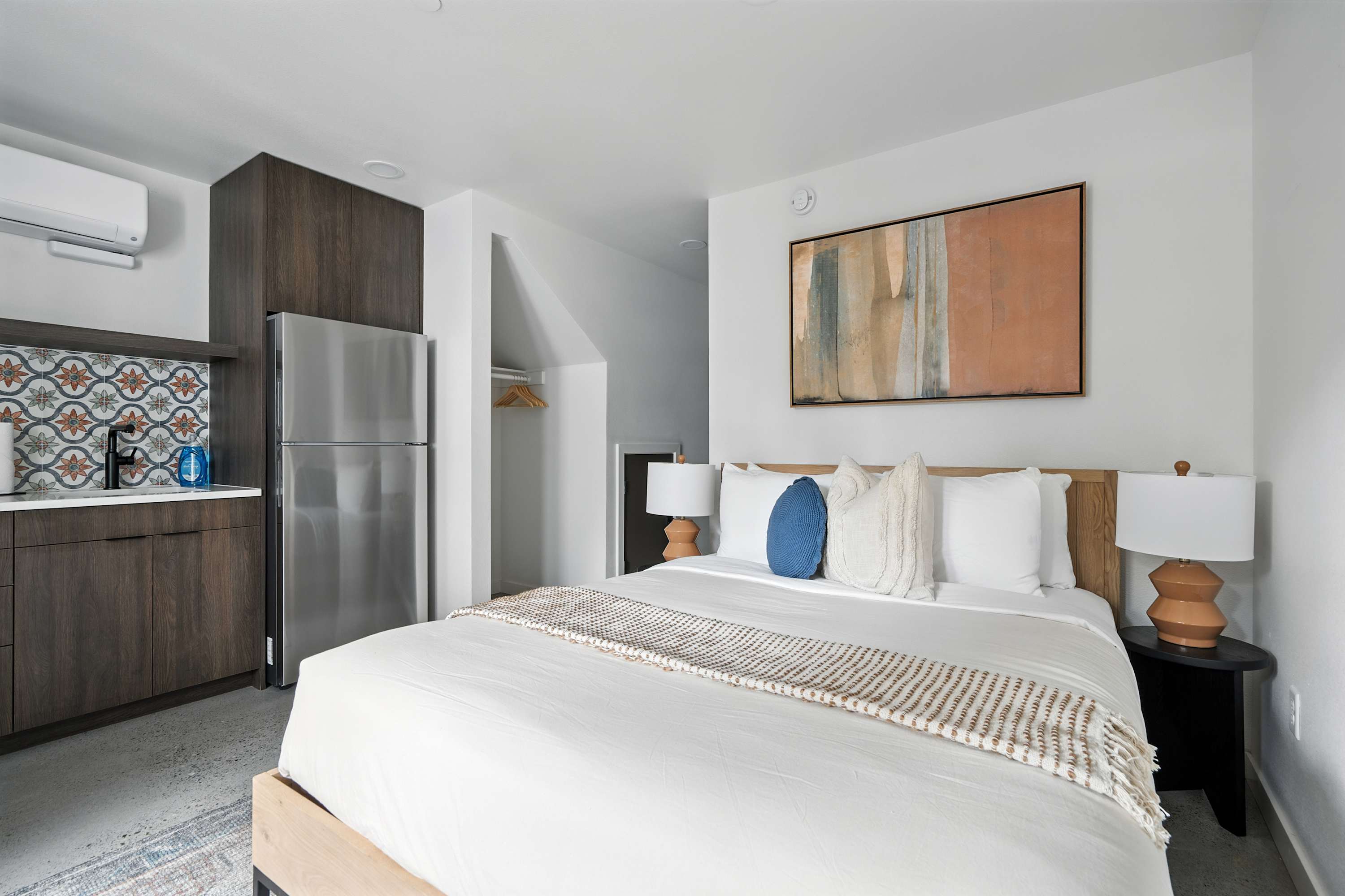 Spanish Style Studio With Private Entrance - Chic Urban Retreat - Portland, OR