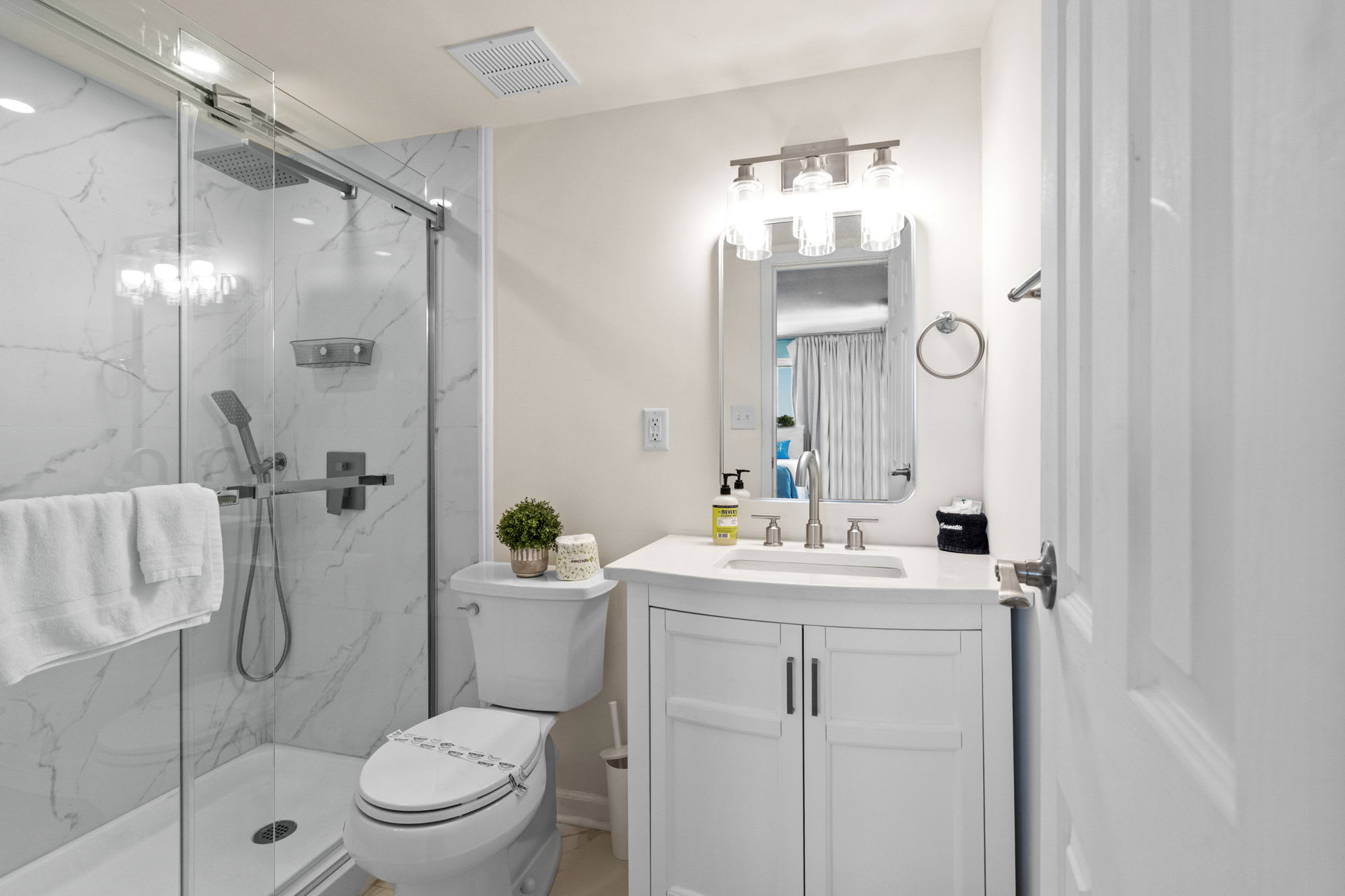 Holiday Towers 602 Near Ocean | Photo 26