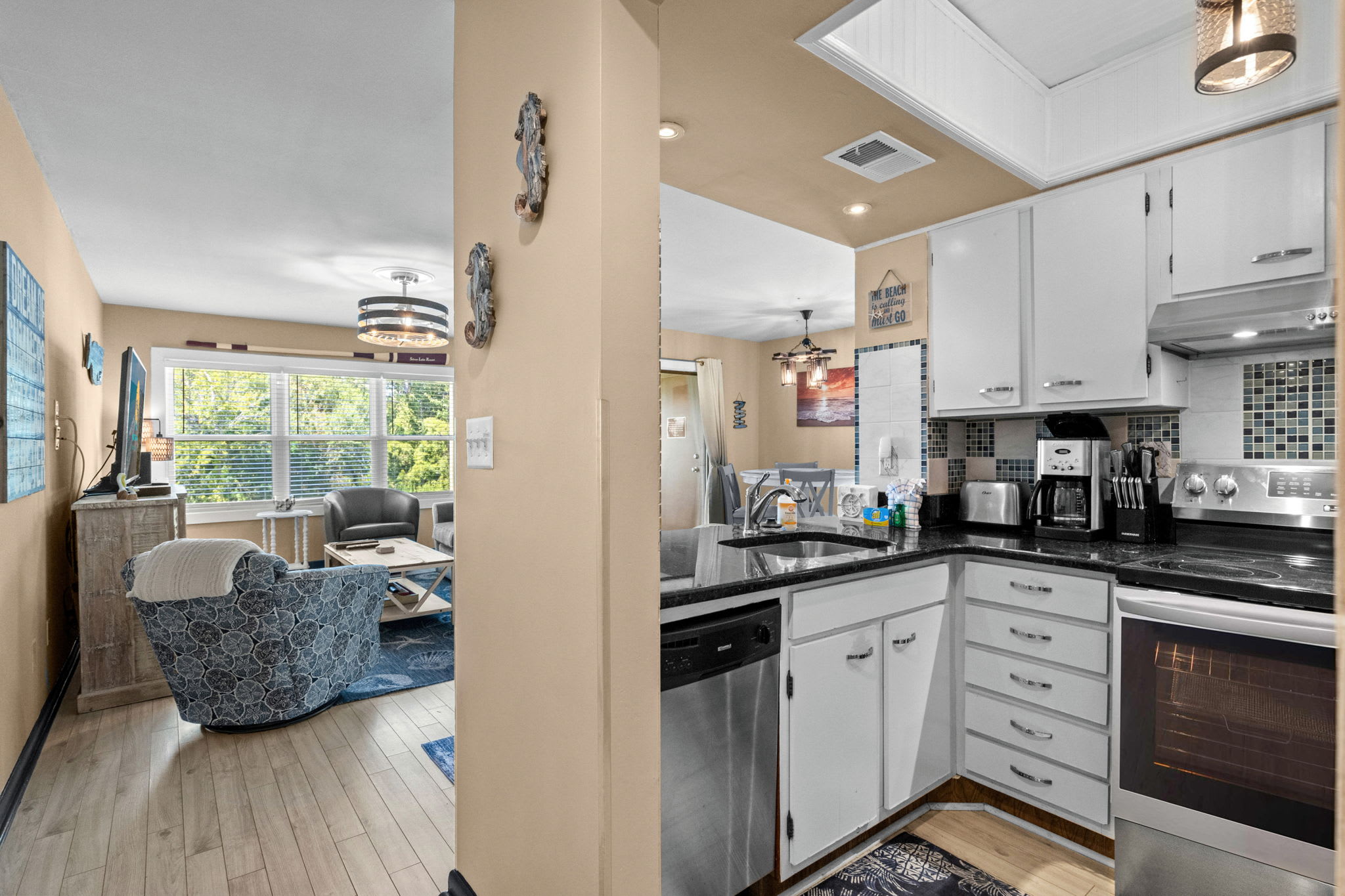 Modern kitchen, ready to use.