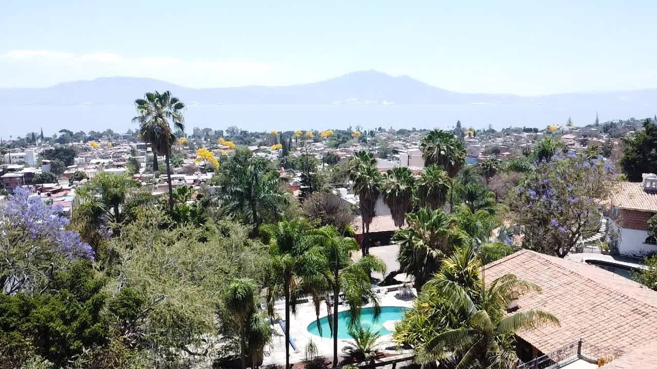 ANANA San Rafael 1BD | Lake Views & Pool