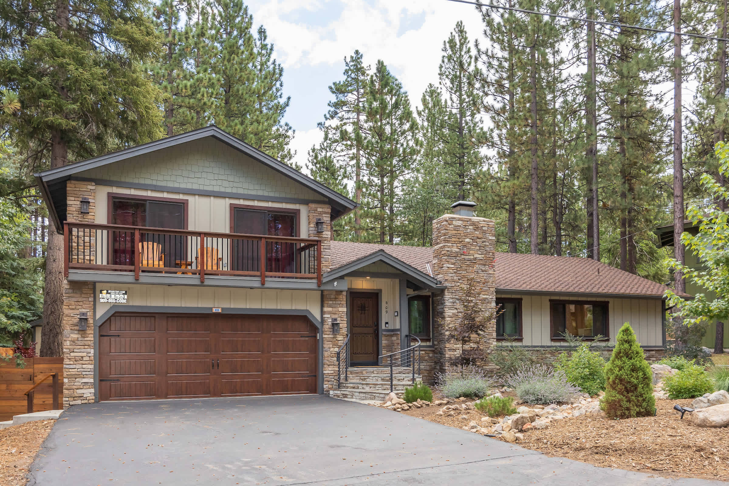 Walk to Summit. Relaxing Spa and Fireplace.