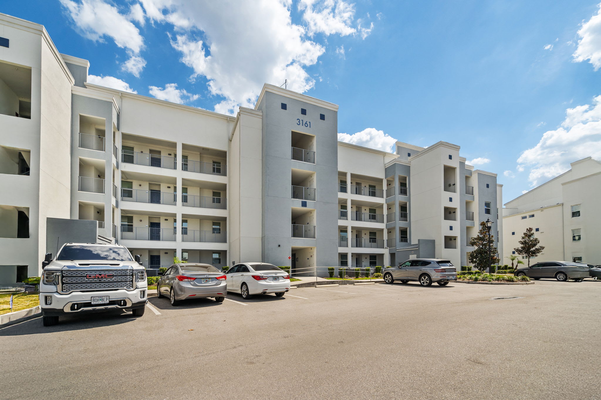 Cozy & Stylish 2BR Condo, Prime Storey Lake Spot