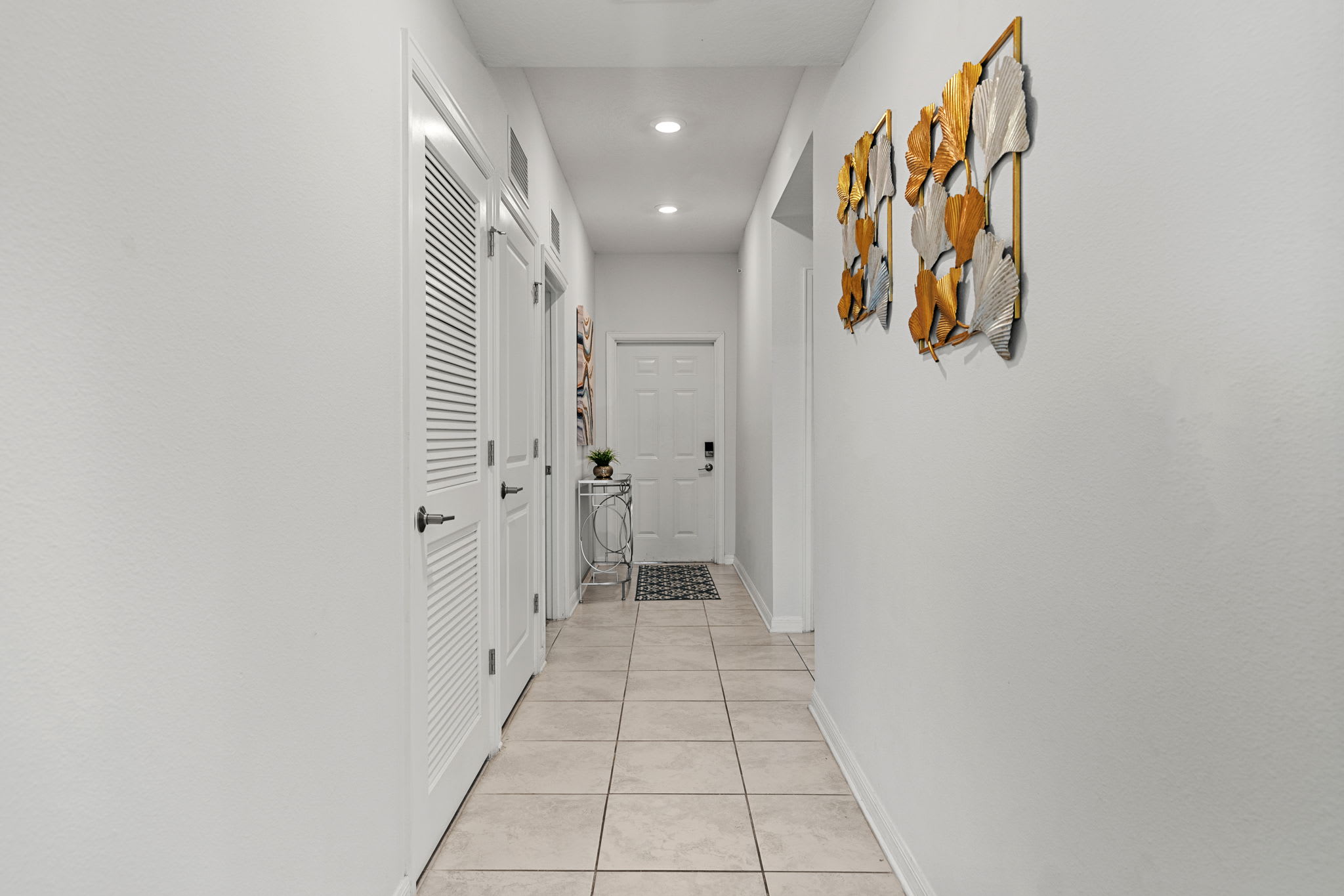 Cozy & Stylish 2BR Condo, Prime Storey Lake Spot