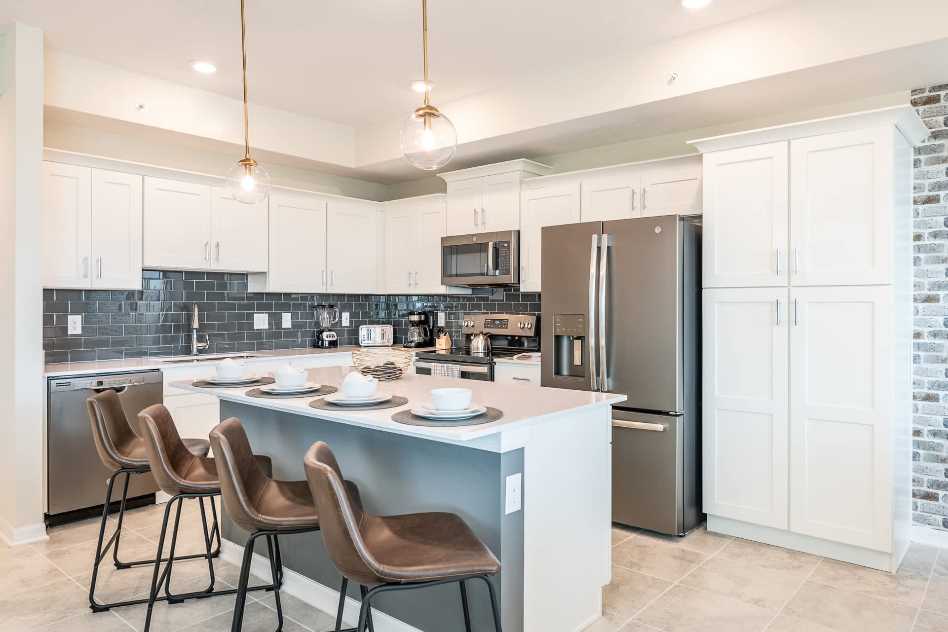 Chic 2Bed Condo at Storey Lake, Mickey Room