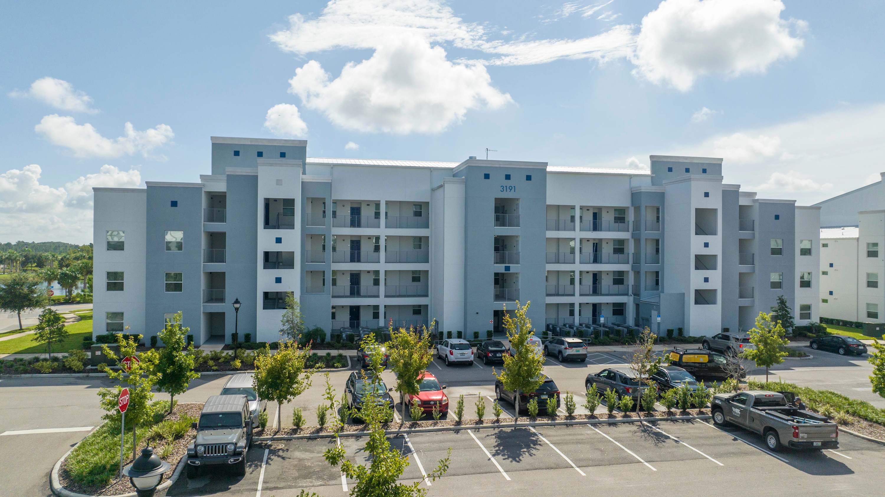 Stylish 2-BR Apt, Sleeps 7, Near Disney Magic