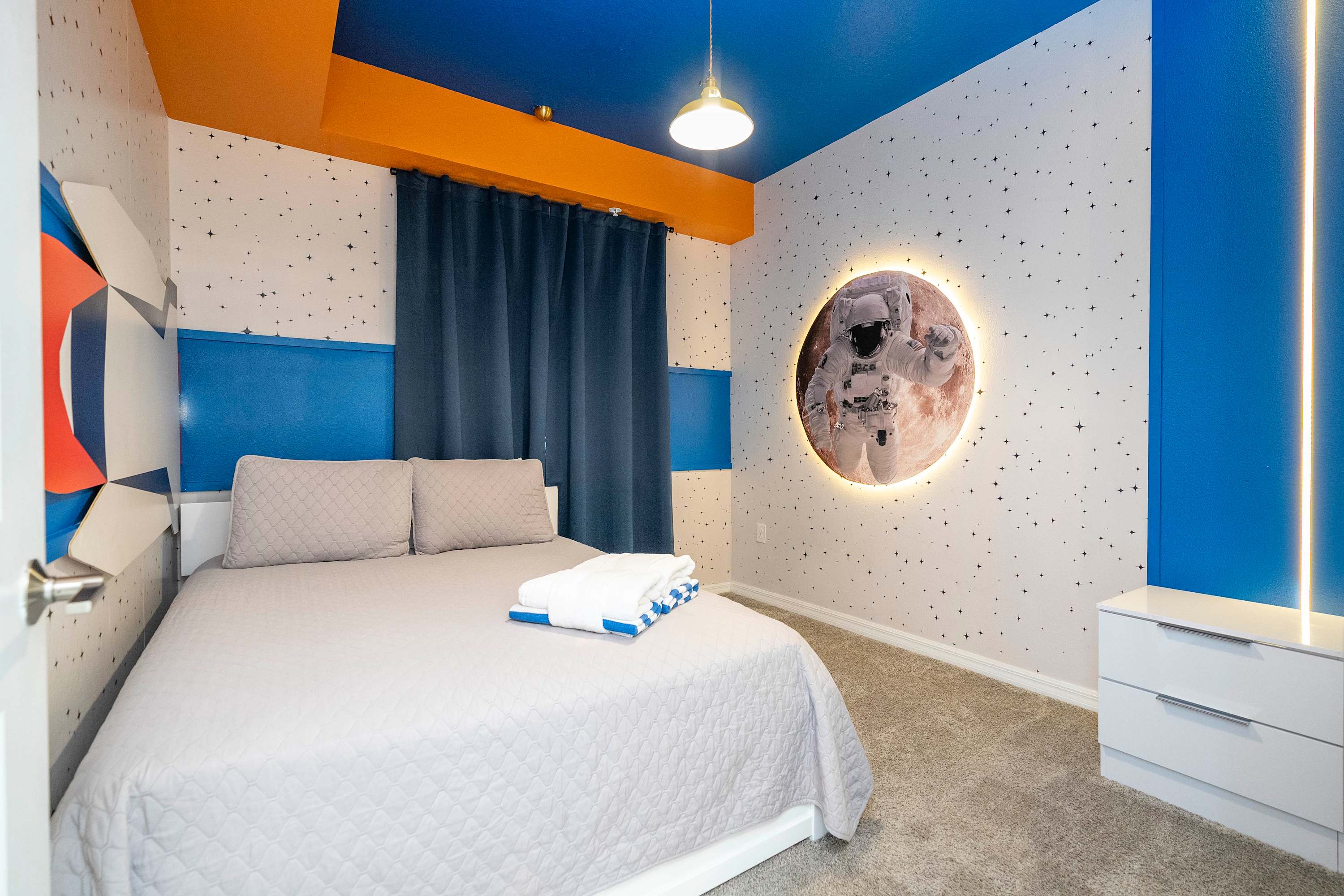 Stylish 2-BR Apt, Sleeps 7, Near Disney Magic