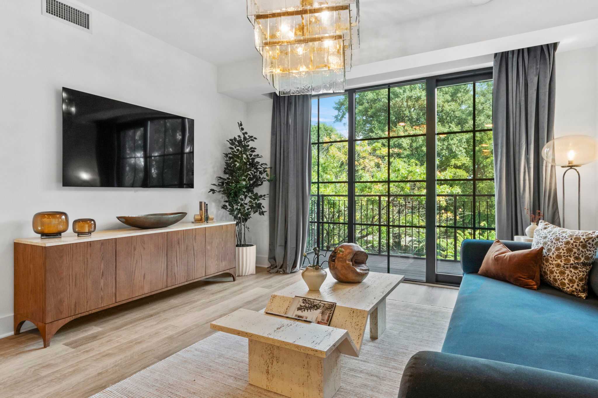 Bleau Vine Suite Minutes away from Mercedes Benz