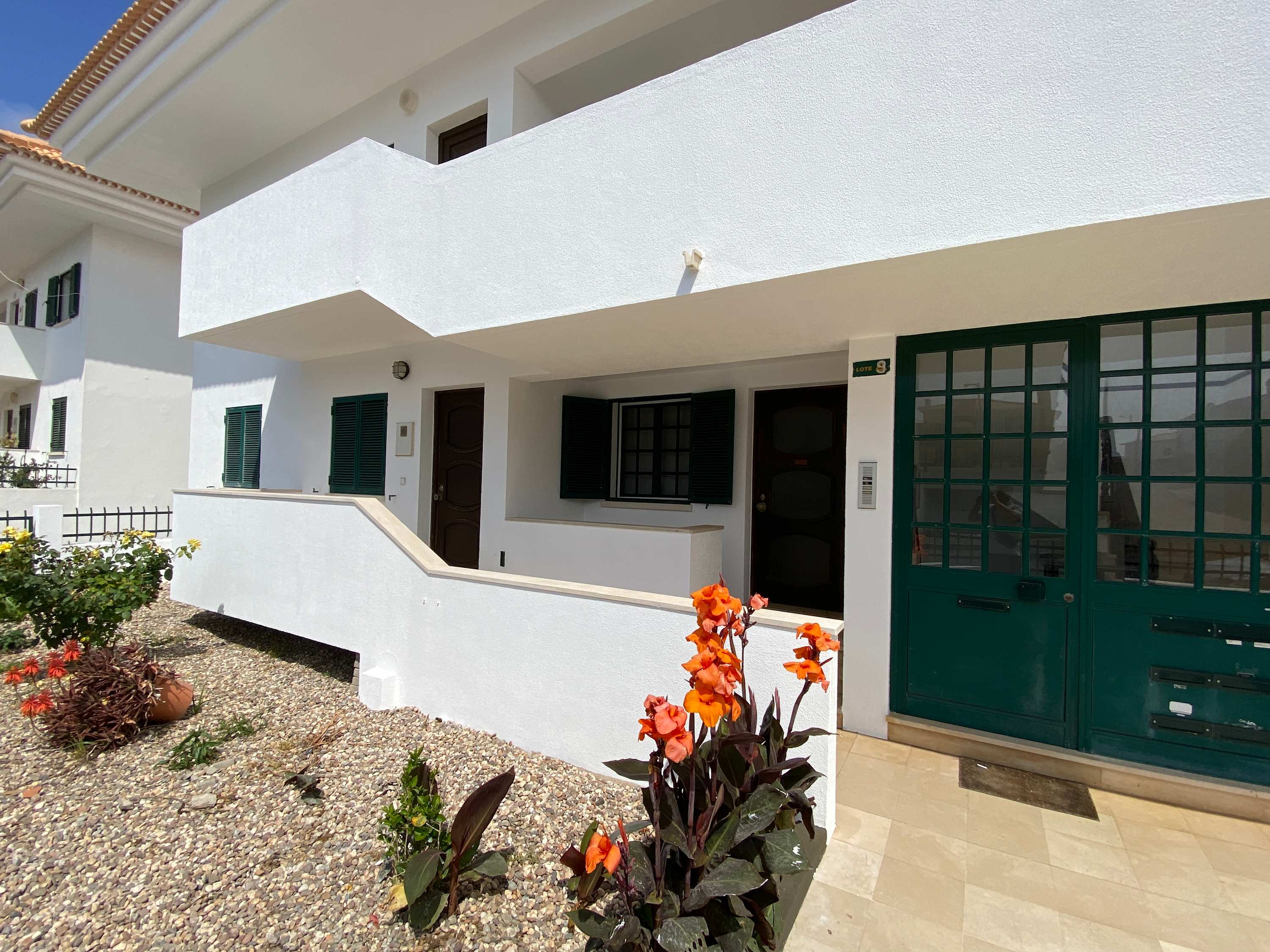 Fully Renovated Apartment with Private Terrace – Near Beach & Lisbon — Praia da Areia Branca, Lisboa — vacation rental
