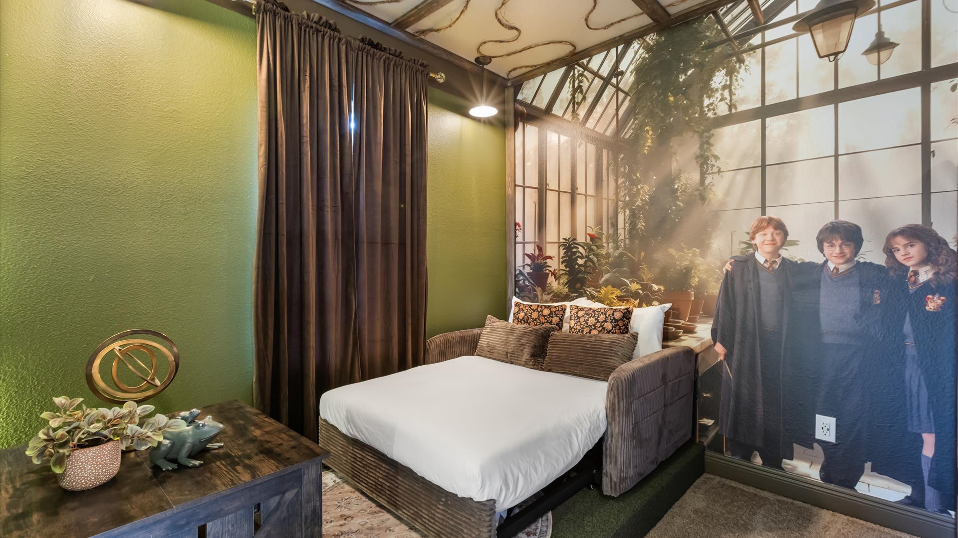 Harry Potter themed bunk bedroom with sofa bed