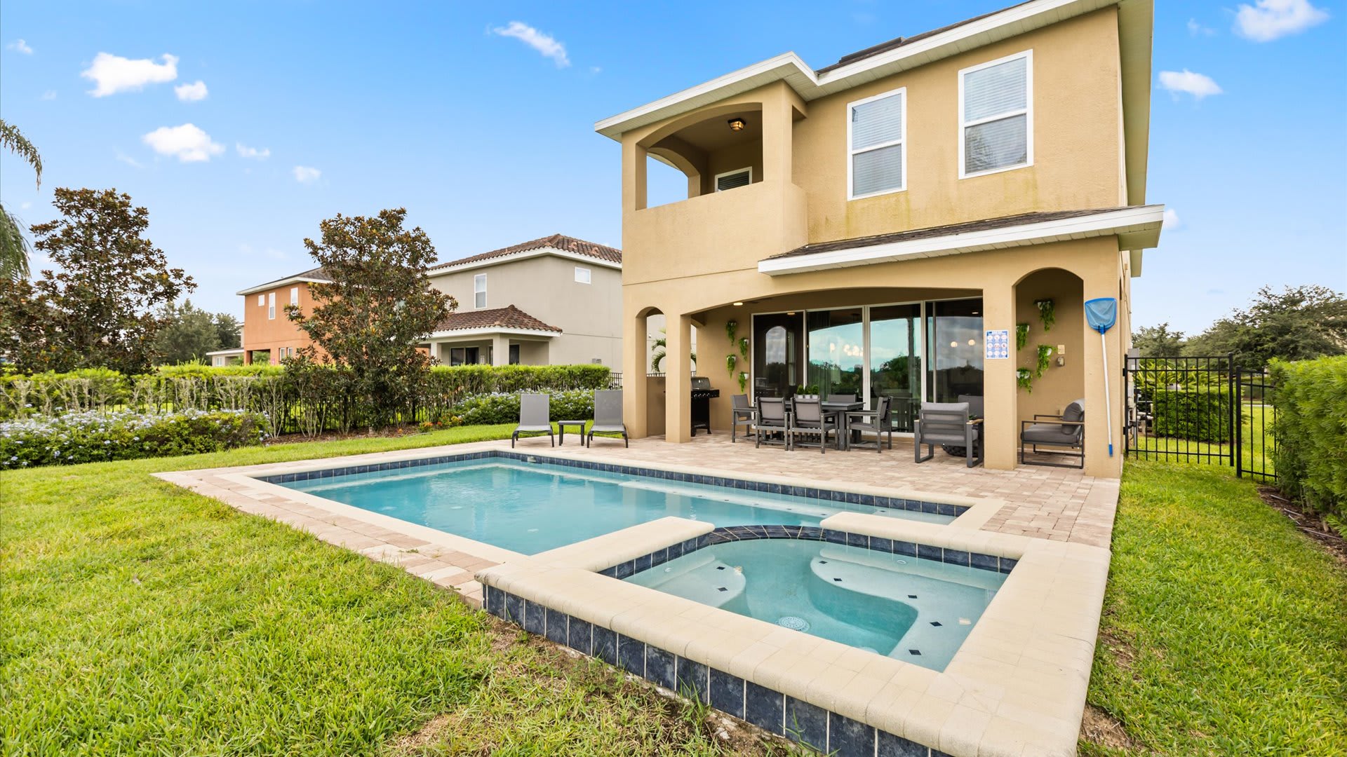 Private outdoor swimming pool with jacuzzi tub